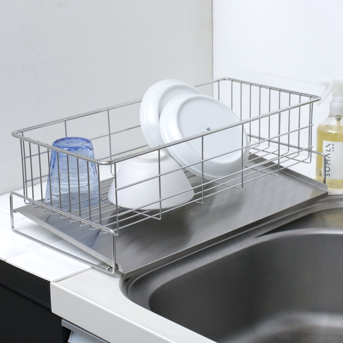 水切りカゴ 燕三条産 18-8ステンレス製 水切りバスケット スリム メイドインジャパン ( 水切りかご 水切りラック ディッシュラック ステンレス 日本製 シンク上 シンクサイド 横 洗い物 食器洗い 乾燥 水受けトレー 斜め 流れる )