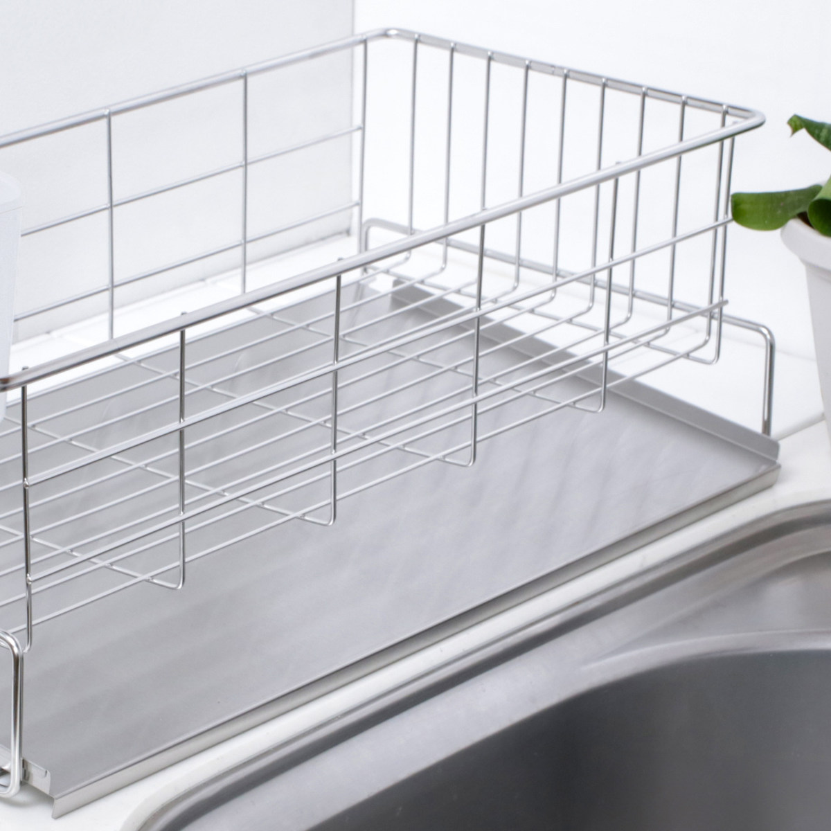 水切りカゴ 燕三条産 18-8ステンレス製 水切りバスケット スリム メイドインジャパン ( 水切りかご 水切りラック ディッシュラック ステンレス 日本製 シンク上 シンクサイド 横 洗い物 食器洗い 乾燥 水受けトレー 斜め 流れる )