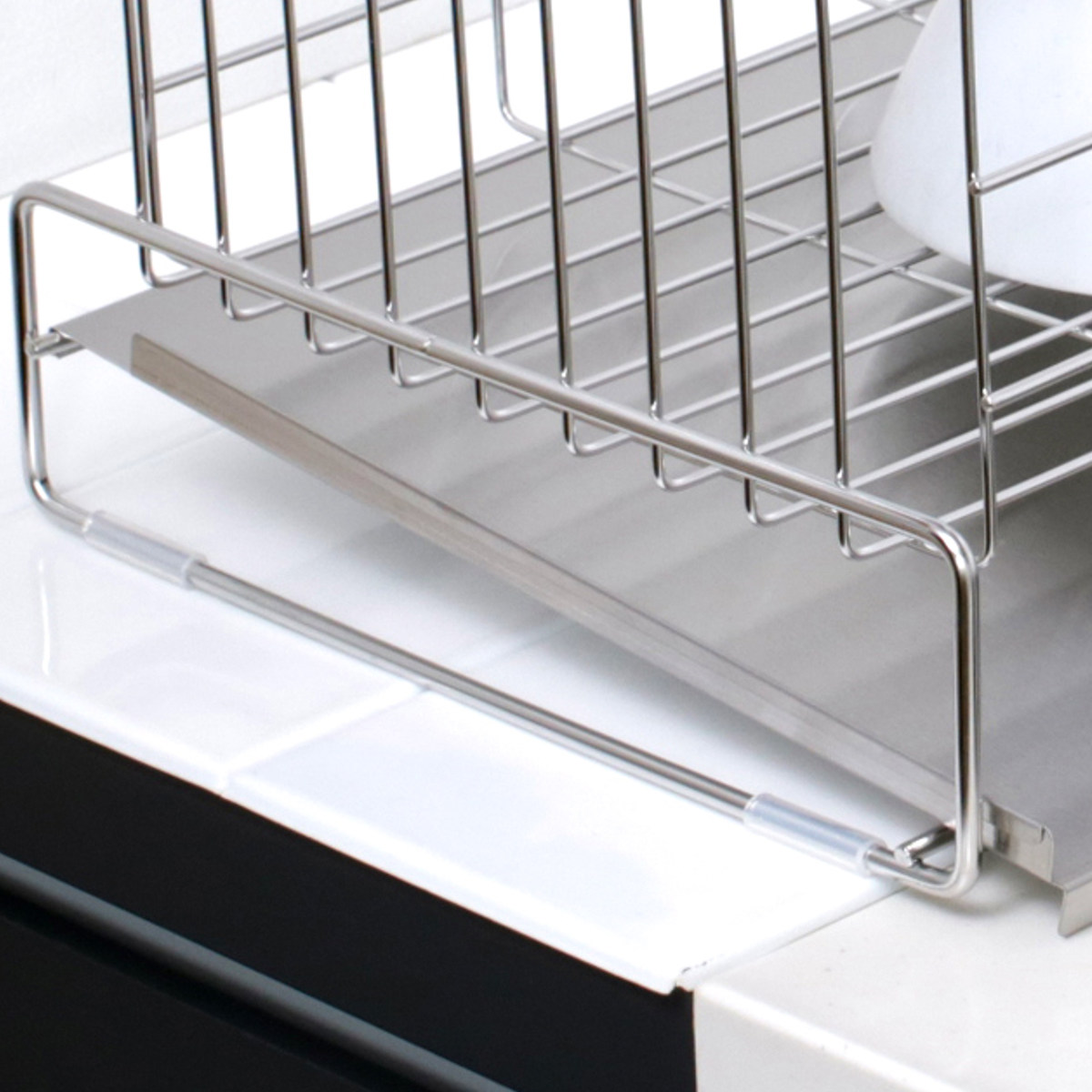 水切りカゴ 燕三条産 18-8ステンレス製 水切りバスケット スリム メイドインジャパン ( 水切りかご 水切りラック ディッシュラック ステンレス 日本製 シンク上 シンクサイド 横 洗い物 食器洗い 乾燥 水受けトレー 斜め 流れる )