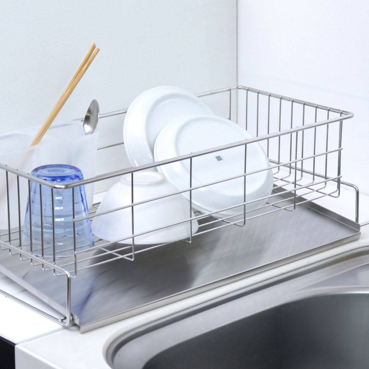 水切りカゴ 燕三条産 18-8ステンレス製 水切りバスケット スリム メイドインジャパン ( 水切りかご 水切りラック ディッシュラック ステンレス 日本製 シンク上 シンクサイド 横 洗い物 食器洗い 乾燥 水受けトレー 斜め 流れる )