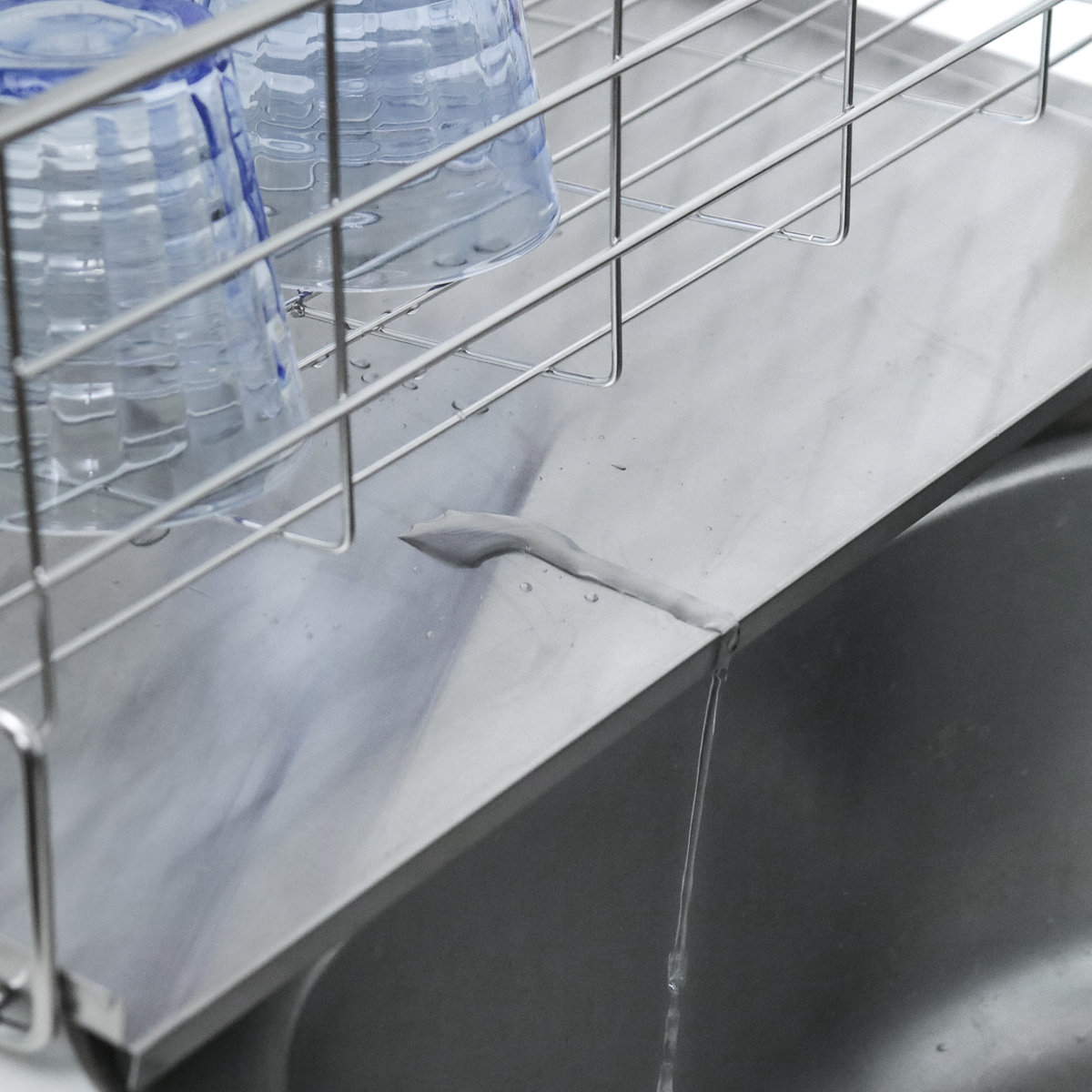 水切りカゴ 燕三条産 18-8ステンレス製 水切りバスケット スリム メイドインジャパン ( 水切りかご 水切りラック ディッシュラック ステンレス 日本製 シンク上 シンクサイド 横 洗い物 食器洗い 乾燥 水受けトレー 斜め 流れる )