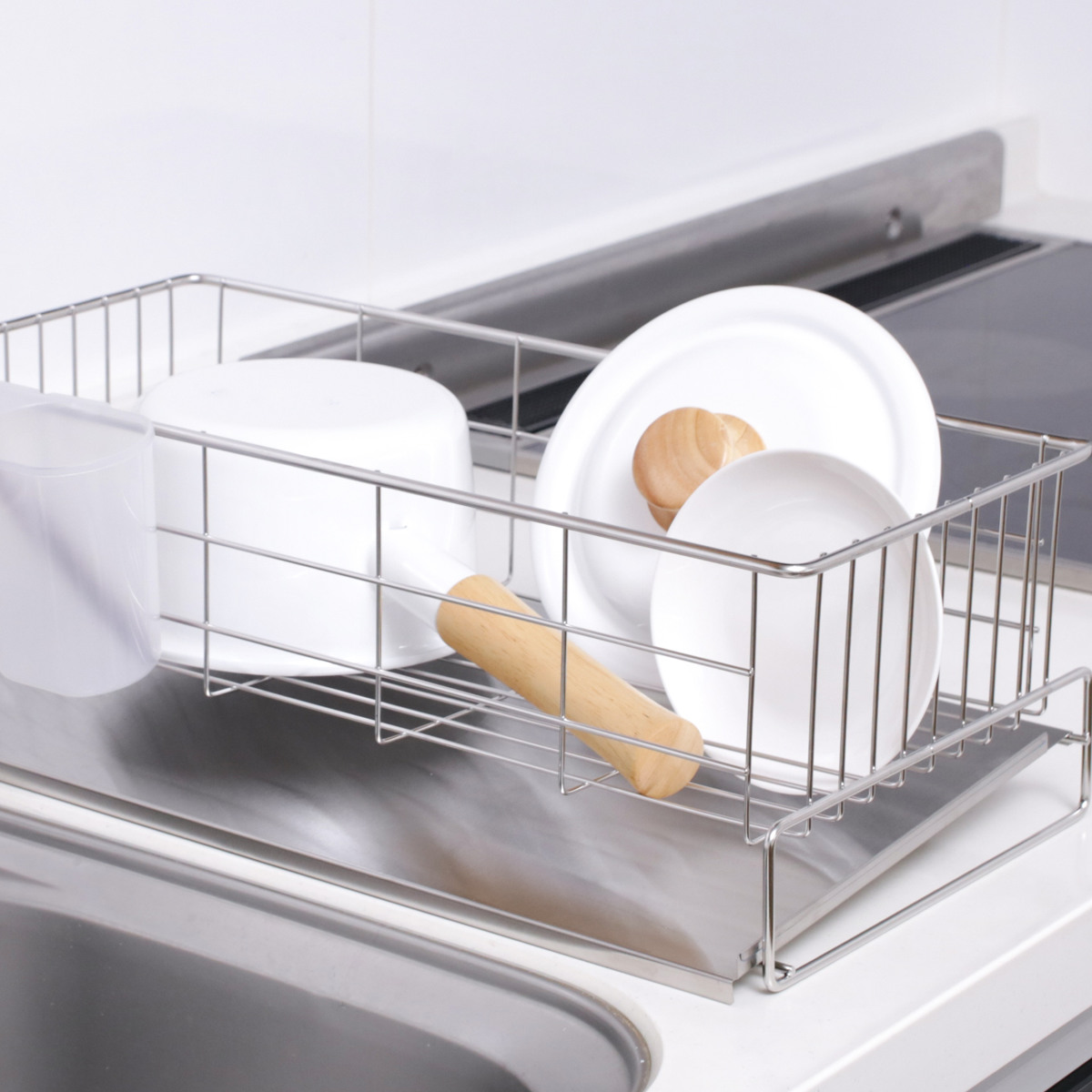 水切りカゴ 燕三条産 18-8ステンレス製 水切りバスケット スリム メイドインジャパン ( 水切りかご 水切りラック ディッシュラック ステンレス 日本製 シンク上 シンクサイド 横 洗い物 食器洗い 乾燥 水受けトレー 斜め 流れる )