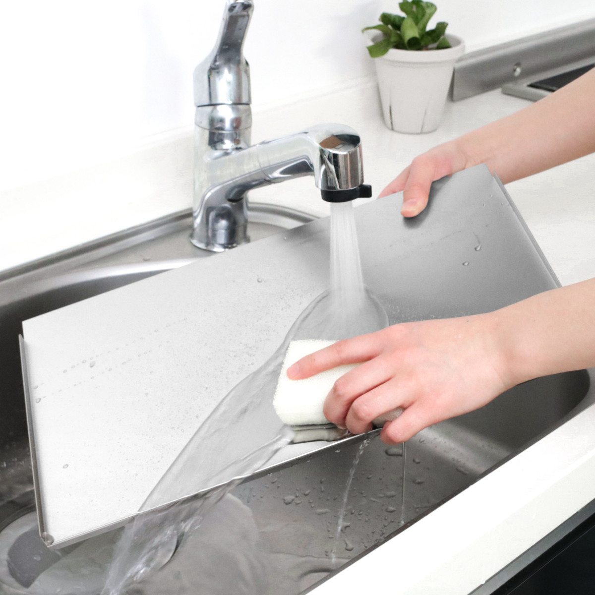 水切りカゴ 燕三条産 18-8ステンレス製 水切りバスケット スリム メイドインジャパン ( 水切りかご 水切りラック ディッシュラック ステンレス 日本製 シンク上 シンクサイド 横 洗い物 食器洗い 乾燥 水受けトレー 斜め 流れる )