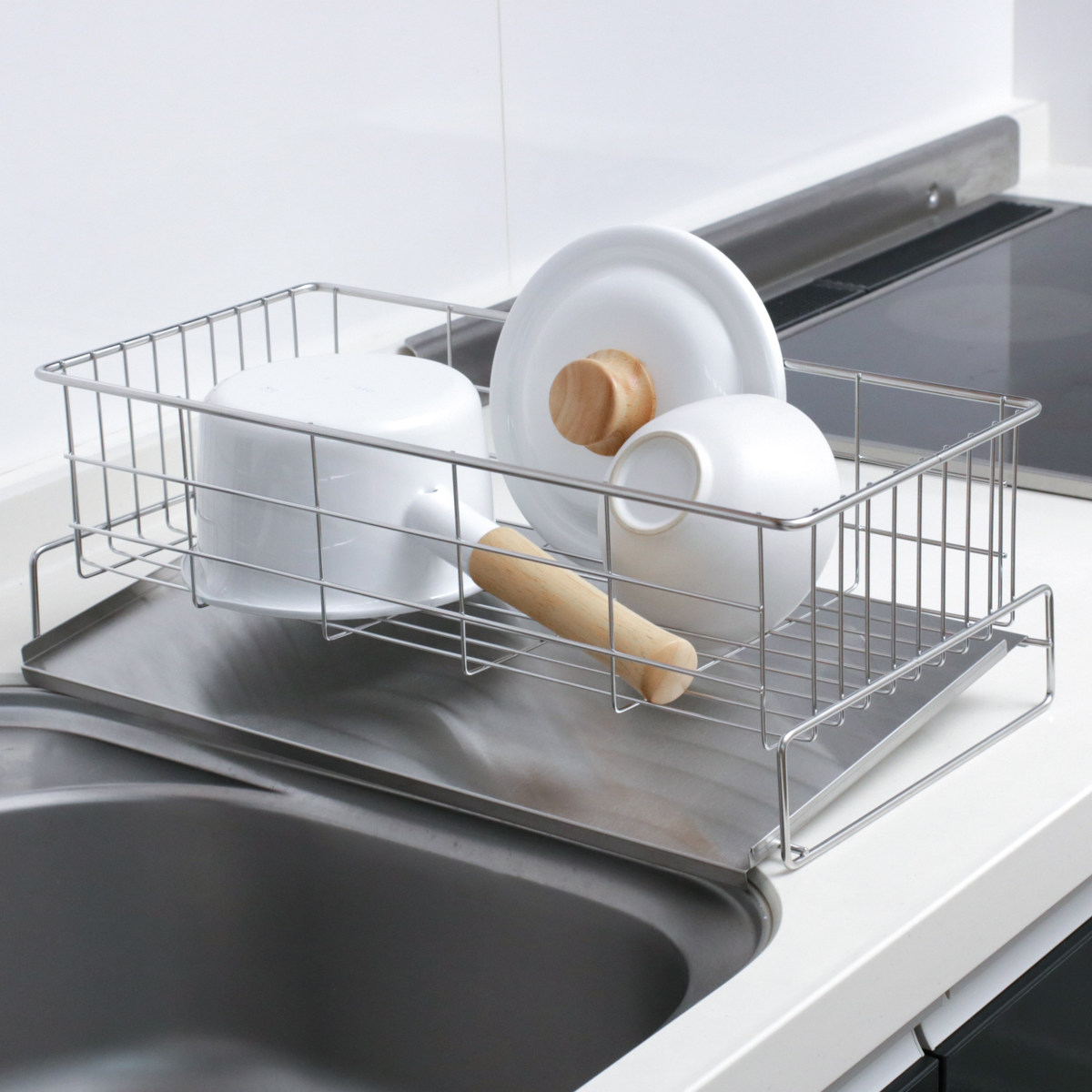 水切りカゴ 燕三条産 18-8ステンレス製 水切りバスケット スリム メイドインジャパン ( 水切りかご 水切りラック ディッシュラック ステンレス 日本製 シンク上 シンクサイド 横 洗い物 食器洗い 乾燥 水受けトレー 斜め 流れる )