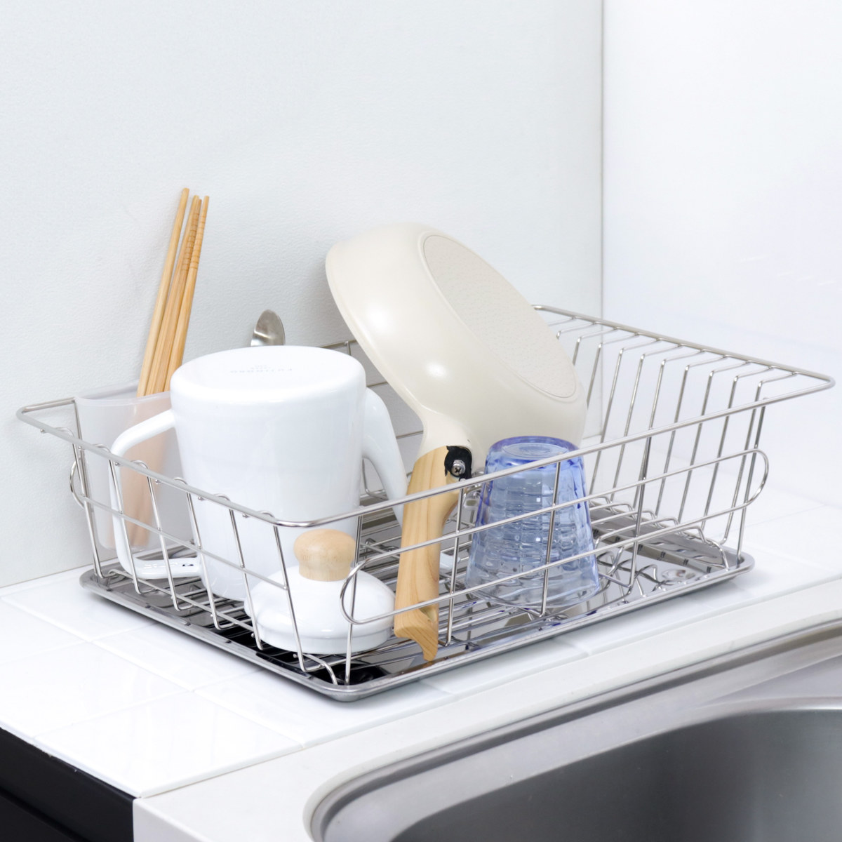 水切りラック シンプル・ウェア ステンレス製水切りバスケット ( ステンレス カトラリーポケット付き シンク上 シンクサイド 水切りバスケット 水切りかご 水切りカゴ 水切り バスケット 水受けトレー 洗い物 食器 洗い 乾燥 )