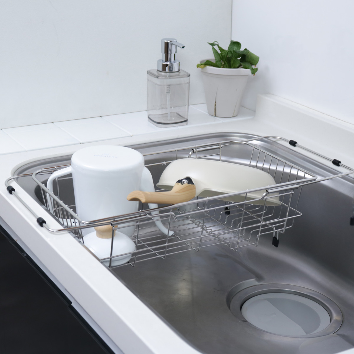 水切りラック シンプル・ウェア ステンレス製シンクスライド式水切りバスケット ( ステンレス 1段 シンク上 伸縮 スライド式 水切りバスケット かご ラック シンク 渡せる 水切り シンク渡し 新生活 洗い物 食器 洗い )
