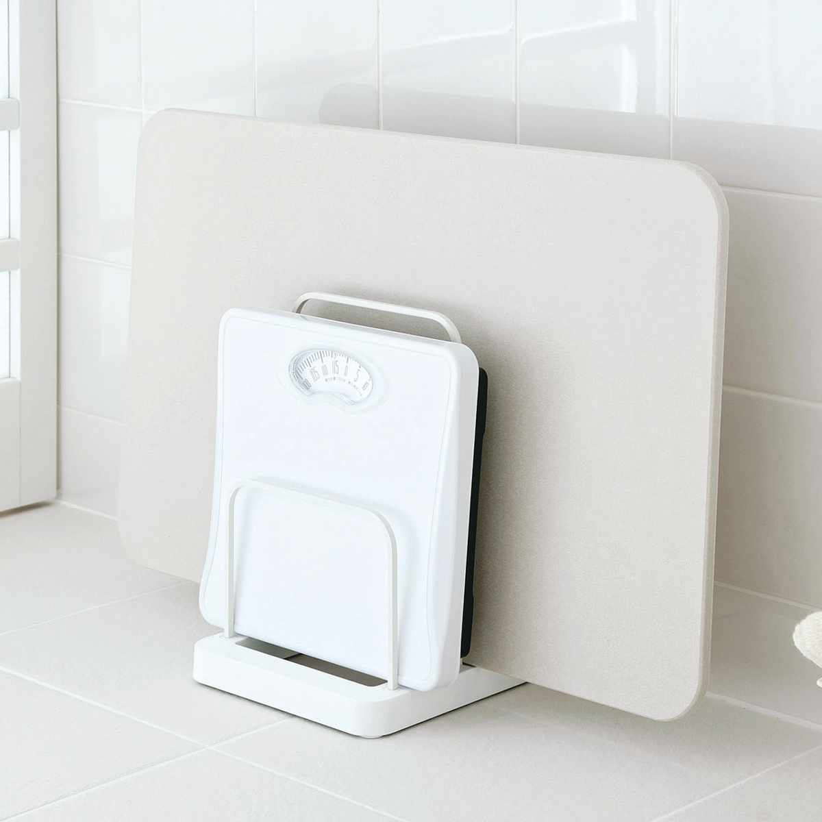 バスマットスタンド シンプルピュア 珪藻土バスマット&体重計スタンド ( 珪藻土バスマット 体重計 スタンド 収納 バスマット ラック バスマット立て 珪藻土マット スッキリ収納 乾燥 バスグッズ シンプル ホワイト )