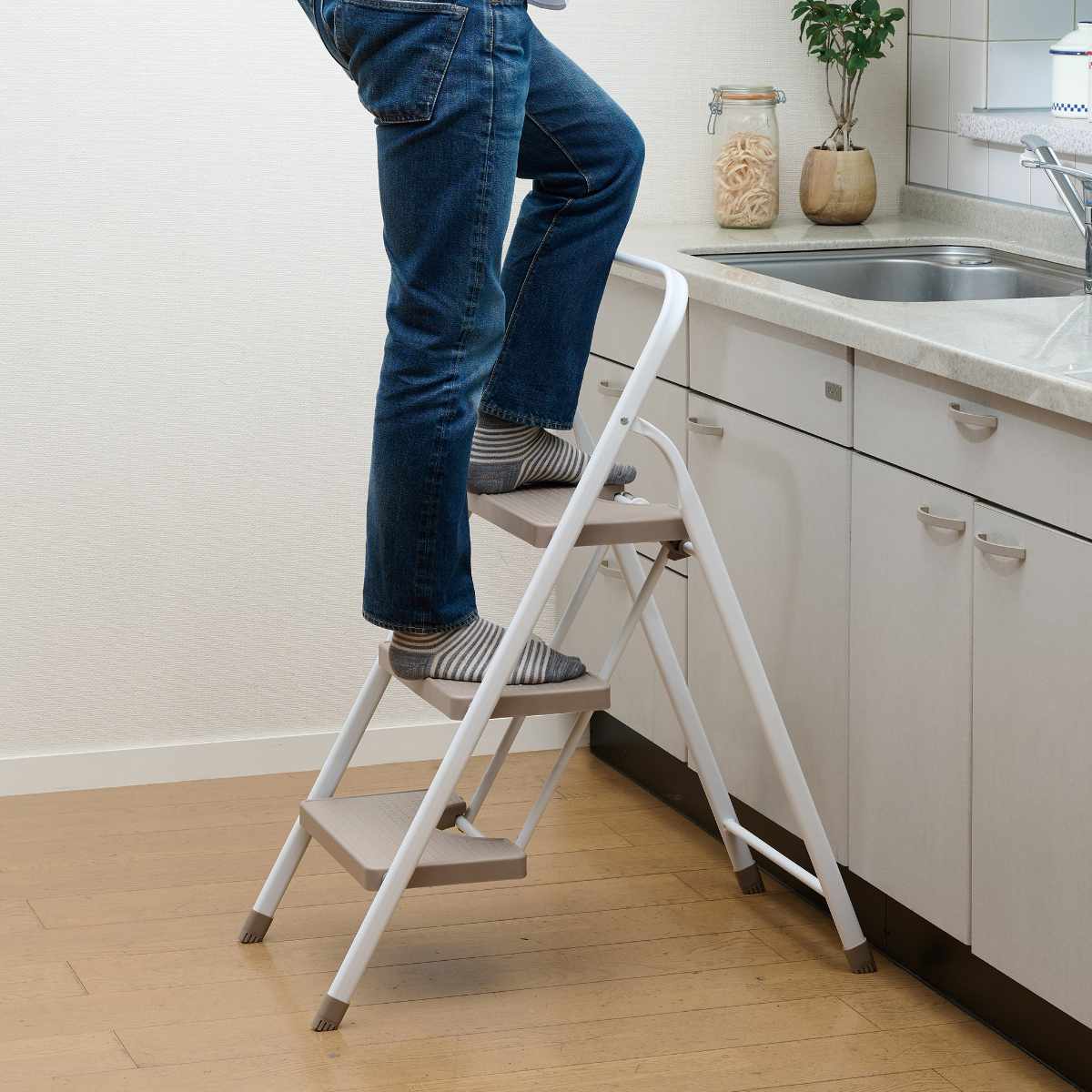 脚立 コンパクト 踏み台 3段 折りたたみ ホワイトラテ ( ステップ台 踏台 おしゃれ 収納 はしご 耐荷重120kg ステップ 三段 持ち運び 乗降 乗り降り 滑り止め 介護 子供 diy 洗面所 キッチン )
