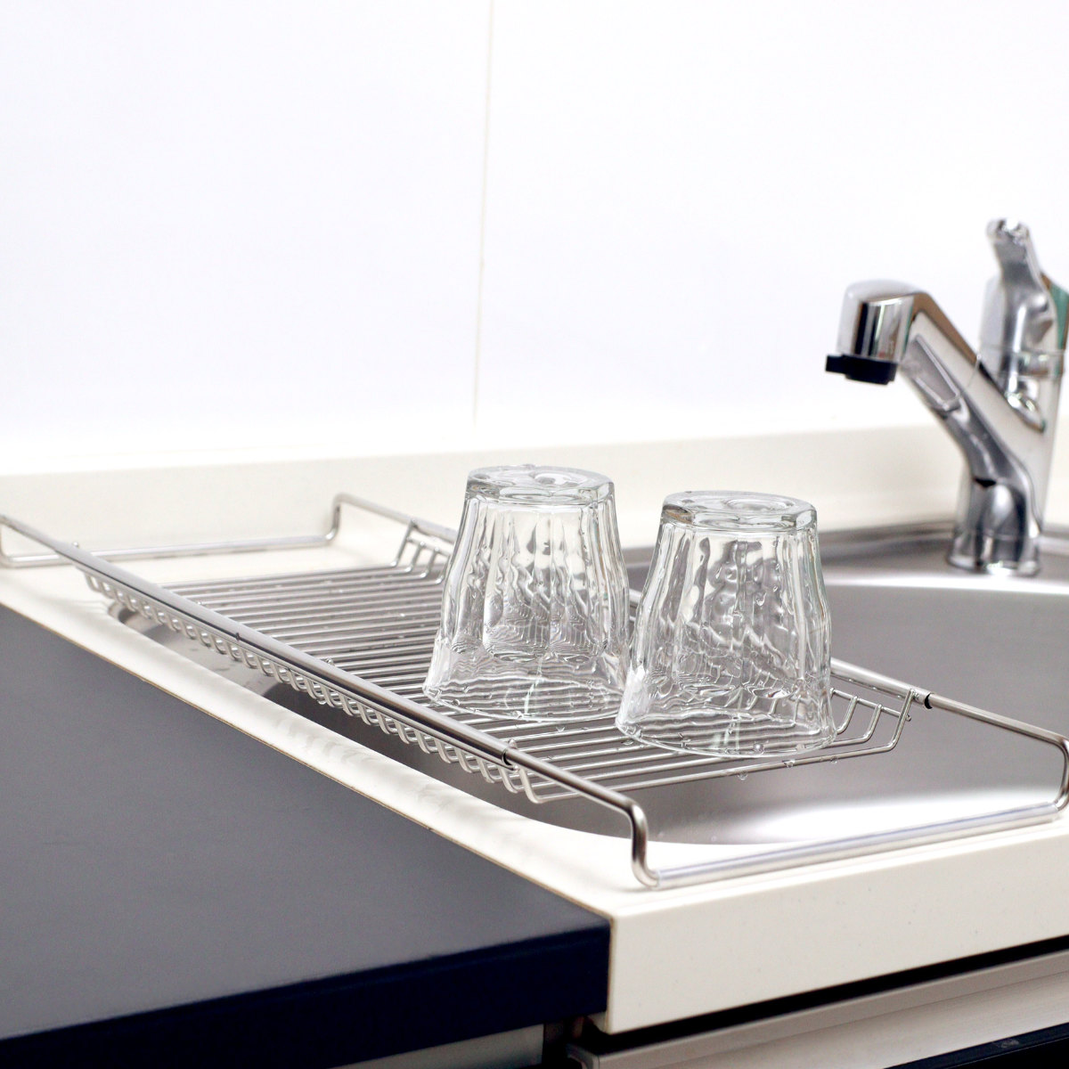 水切りラック 18-8 ステンレス製 スライド水切りラック サスティナ ( 水切りプレート シンク上水切り 水切りトレー スライド式 オールステンレス シンク上 洗い物 食器洗い 乾燥 おすすめ )