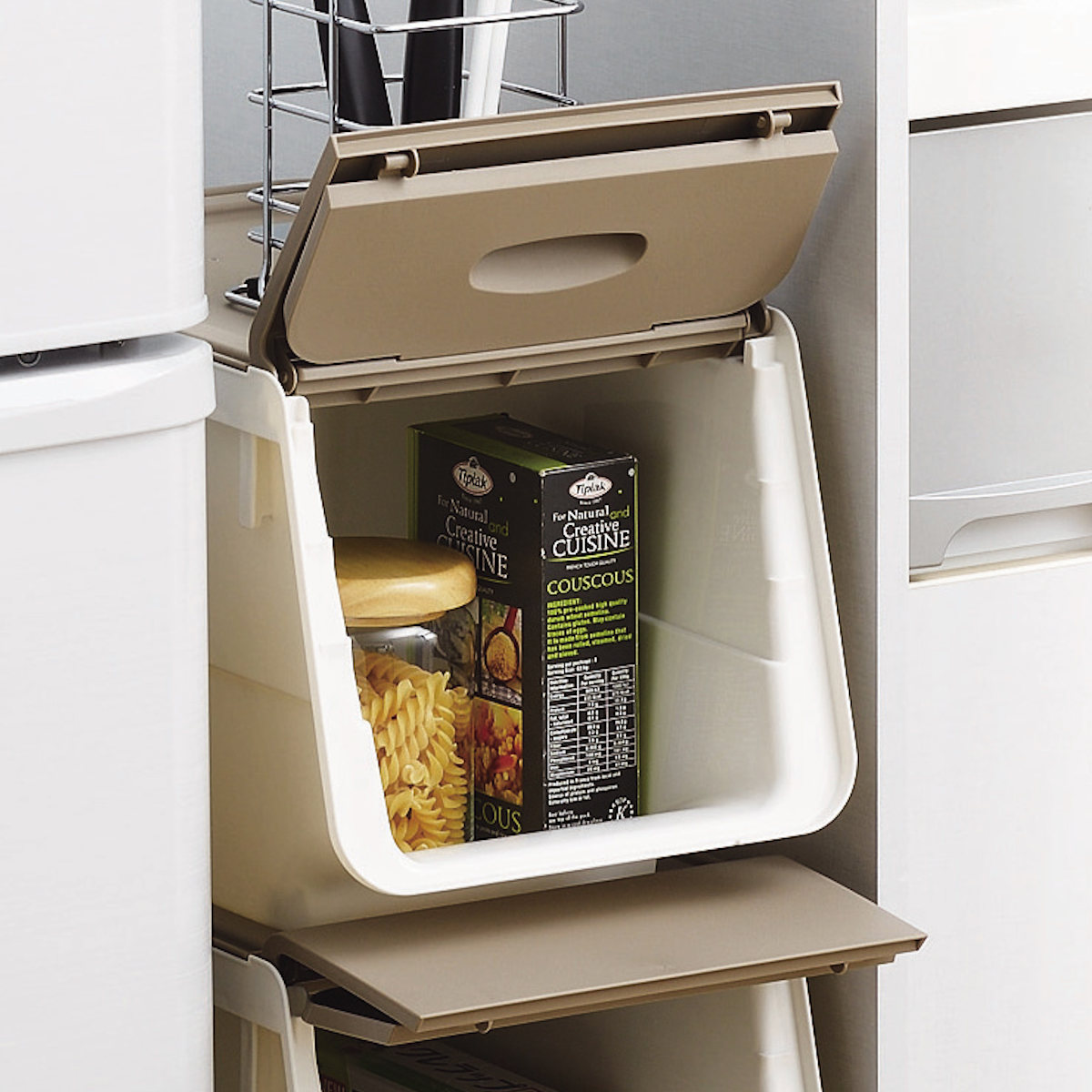 キッチンストッカー キッチン フタ付 ストッカー スリム Mサイズ ( 収納 フタ 付き ふた ケース フラップ蓋 幅24cm 日本製 スタッキング 積み重ね すき間収納 冷蔵庫横 ラック 食品 ストック プラスチック 出し入れしやすい )