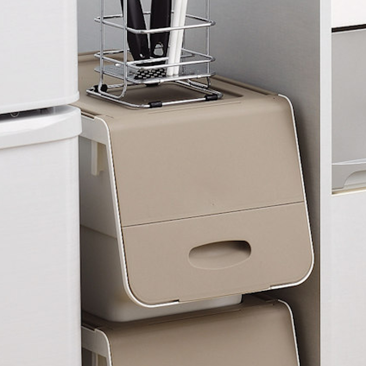 キッチンストッカー キッチン フタ付 ストッカー スリム Mサイズ ( 収納 フタ 付き ふた ケース フラップ蓋 幅24cm 日本製 スタッキング 積み重ね すき間収納 冷蔵庫横 ラック 食品 ストック プラスチック 出し入れしやすい )