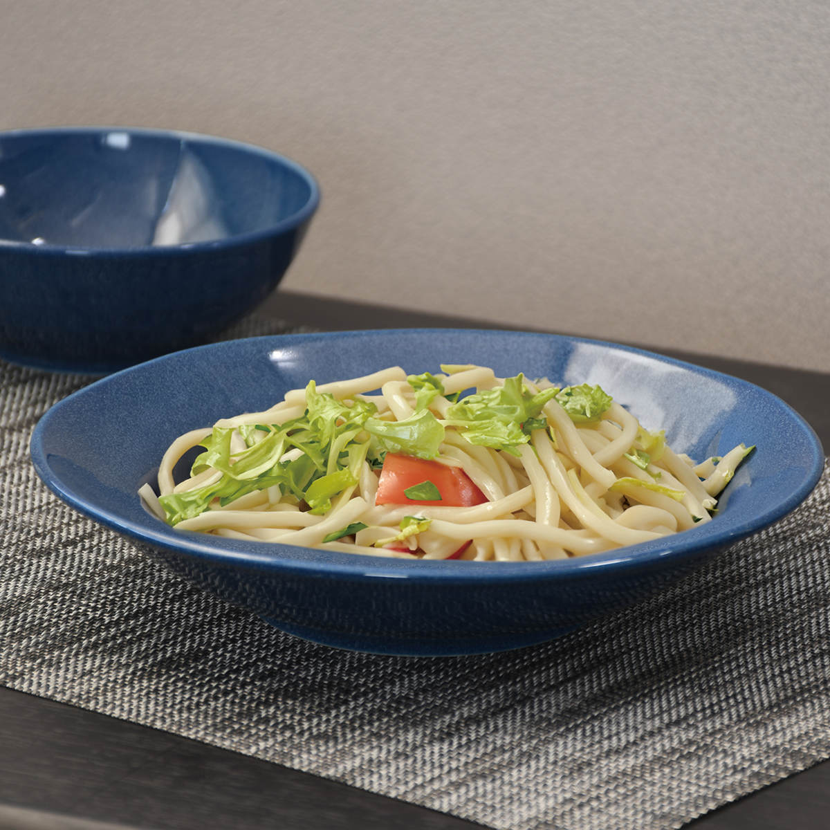 麺皿 軽いね! 軽量 22cm ( 磁器 日本製 おしゃれ 皿 お皿 プレート 食器 器 うつわ 中皿 冷やし中華 サラダうどん そば 深皿 カレー パスタ ) 【ネイビー】 ネイビー