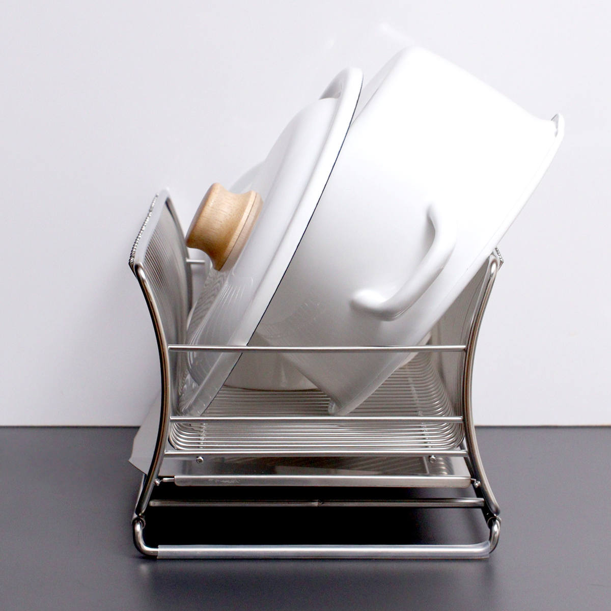 水切りかご 18-8 ステンレス製 水切りカゴ スリム サスティナ ( 水切りラック 水切りバスケット 水切り 流れる オールステンレス 伸縮 1段 ディッシュラック トレー シンク上 シンク渡し シンク横 洗い物 食器洗い 乾燥 )