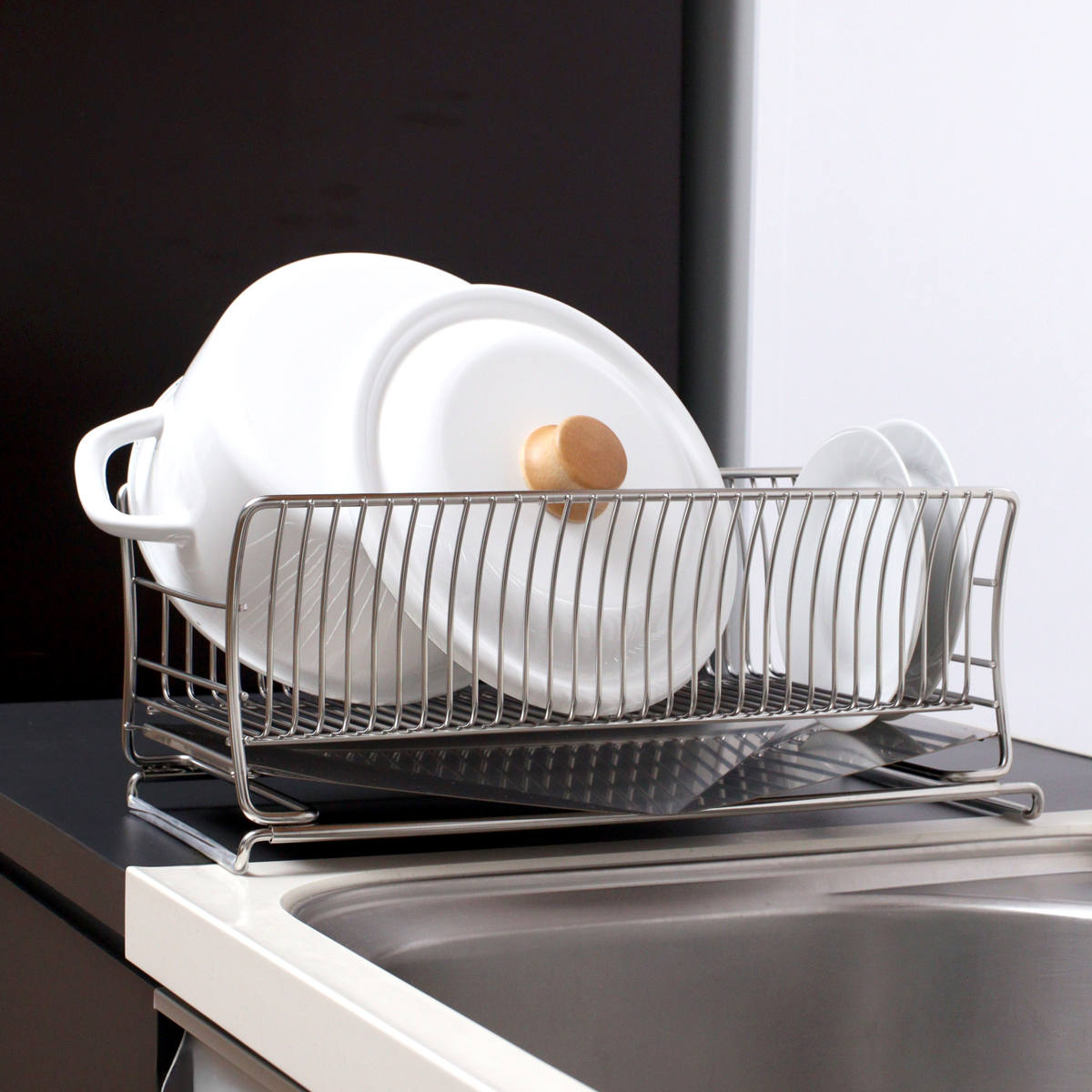 水切りかご 18-8 ステンレス製 水切りカゴ スリム サスティナ ( 水切りラック 水切りバスケット 水切り 流れる オールステンレス 伸縮 1段 ディッシュラック トレー シンク上 シンク渡し シンク横 洗い物 食器洗い 乾燥 )