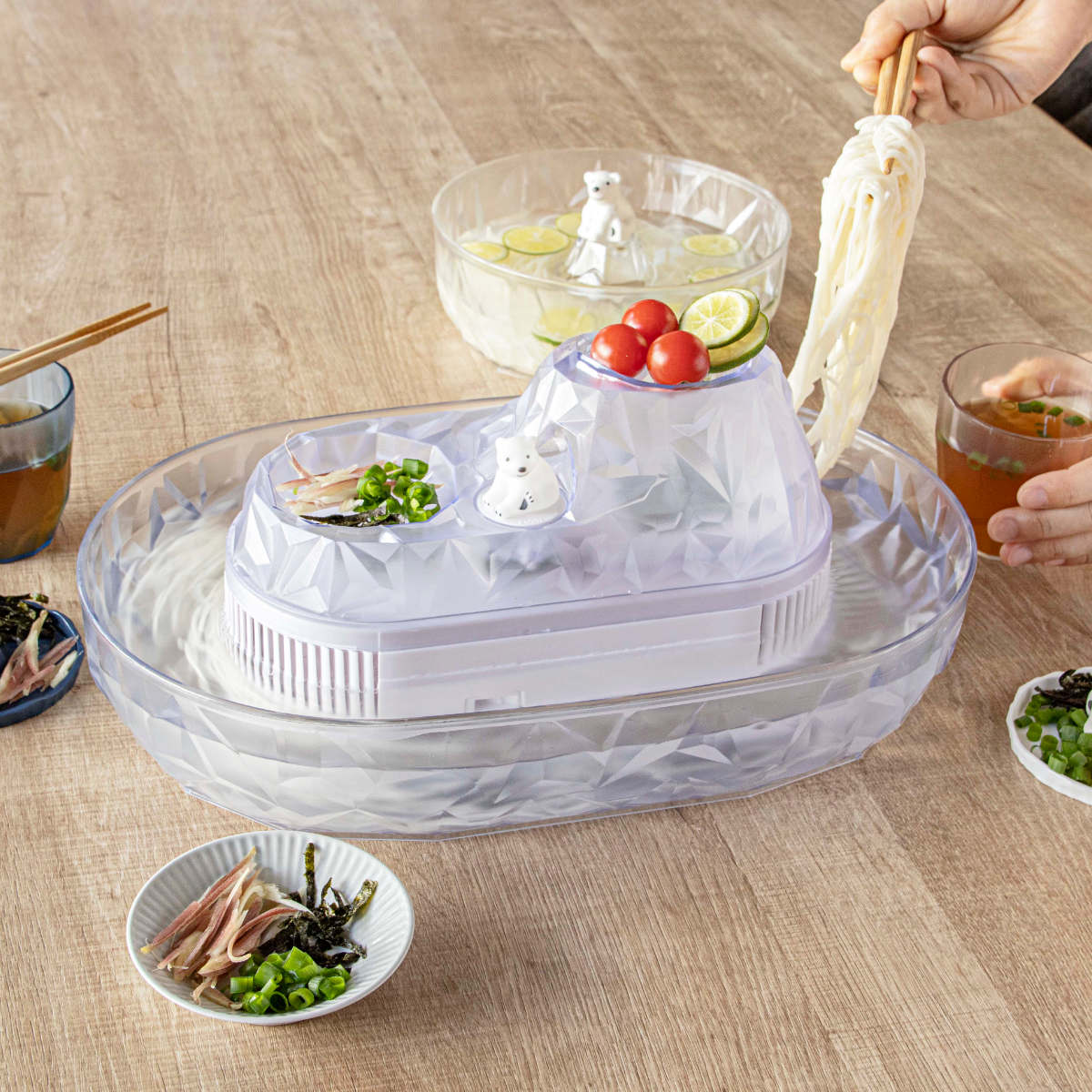 そうめん流し器 M 2~3人用 流氷 流しそうめん 電池式 流しそうめん機 プラスチック製 ( そうめん流し機 しろくま ペンギン 素麺 ながしそうめん 薬味入れ 流し素麺 薬味皿 機械 シロクマ アニマル 動物 氷山 おしゃれ かわいい ) 【シロクマ】 シロクマ