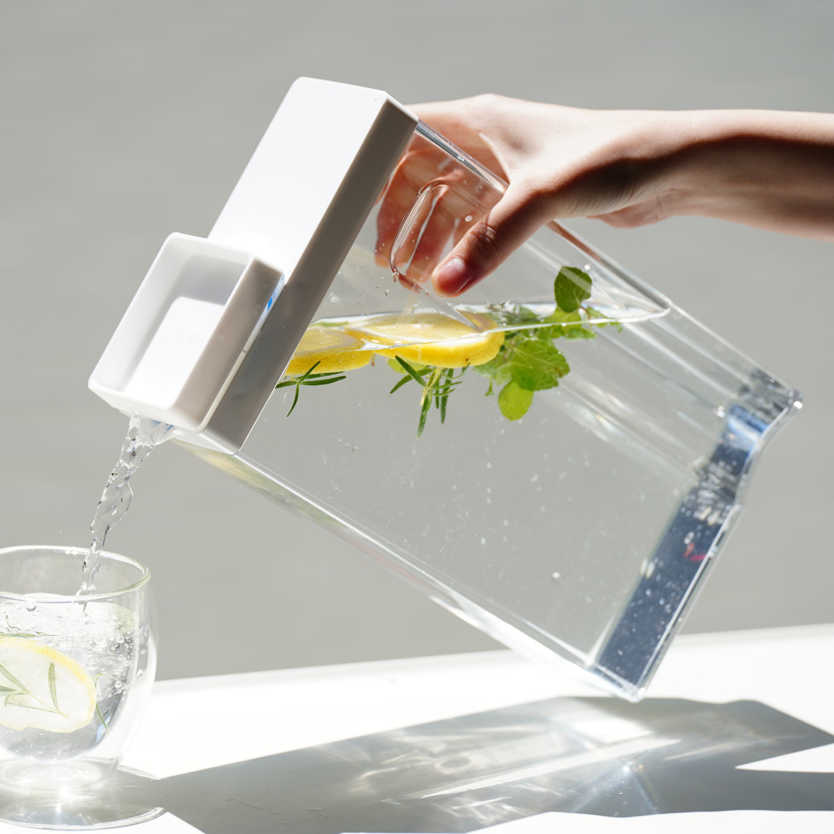 冷水ポット 2.5L ドアポケットにぴったり冷水ポット シームレス栓 ( ピッチャー 冷水筒 日本製 冷蔵庫横 プラスチック ドアポケット 大容量 軽い 割れにくい クリア 麦茶 水 フレーバーウォーター )