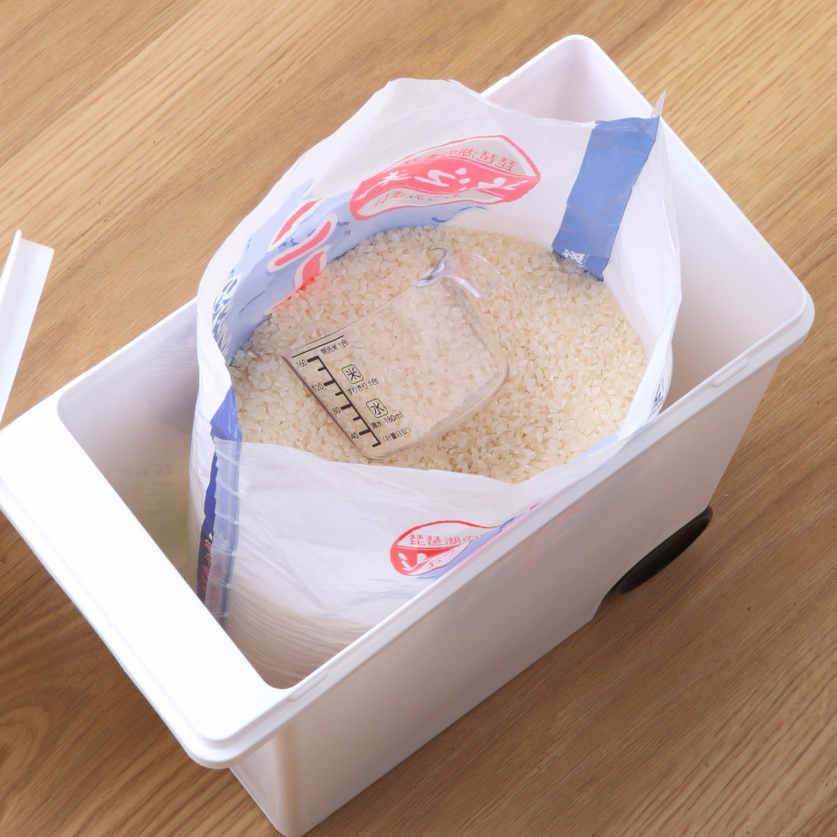 米びつ 10kg 袋のまま 保存 10kg用 ( 保存容器 米櫃 ライスストッカー 日本製 計量カップ付き キャスター付き プラスチック 密閉 10キロ シンク下 袋ごと 米 お米 お米収納 お米保存 ペットフード 保管 収納 ケース 白 スリム )