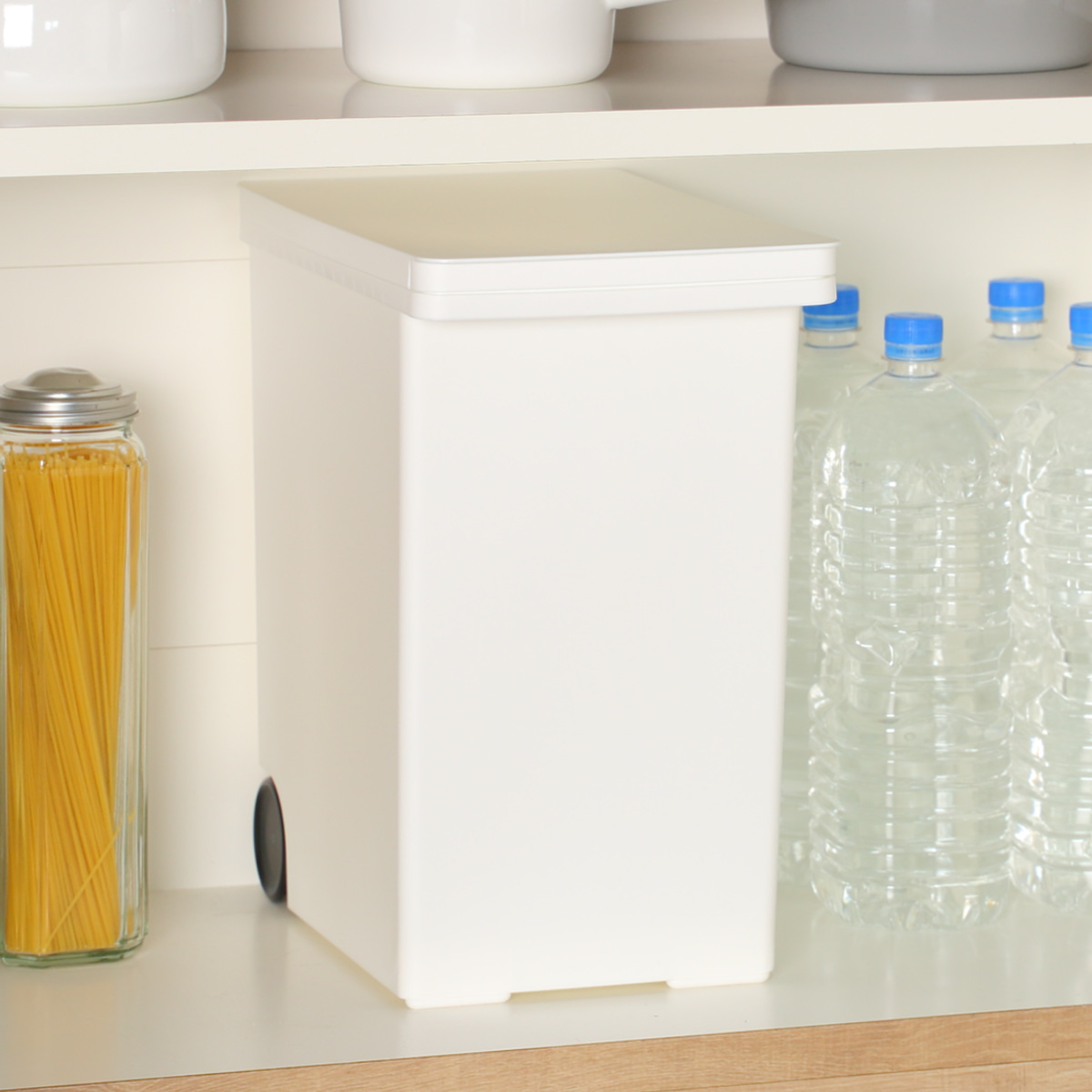 米びつ 10kg 袋のまま 保存 10kg用 ( 保存容器 米櫃 ライスストッカー 日本製 計量カップ付き キャスター付き プラスチック 密閉 10キロ シンク下 袋ごと 米 お米 お米収納 お米保存 ペットフード 保管 収納 ケース 白 スリム )