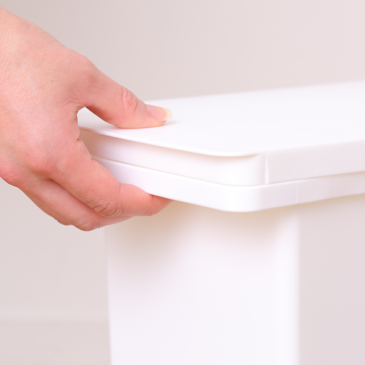 米びつ 10kg 袋のまま 保存 10kg用 ( 保存容器 米櫃 ライスストッカー 日本製 計量カップ付き キャスター付き プラスチック 密閉 10キロ シンク下 袋ごと 米 お米 お米収納 お米保存 ペットフード 保管 収納 ケース 白 スリム )