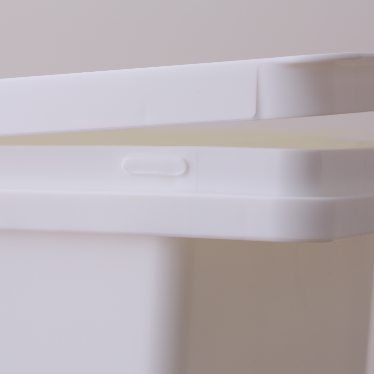 米びつ 10kg 袋のまま 保存 10kg用 ( 保存容器 米櫃 ライスストッカー 日本製 計量カップ付き キャスター付き プラスチック 密閉 10キロ シンク下 袋ごと 米 お米 お米収納 お米保存 ペットフード 保管 収納 ケース 白 スリム )