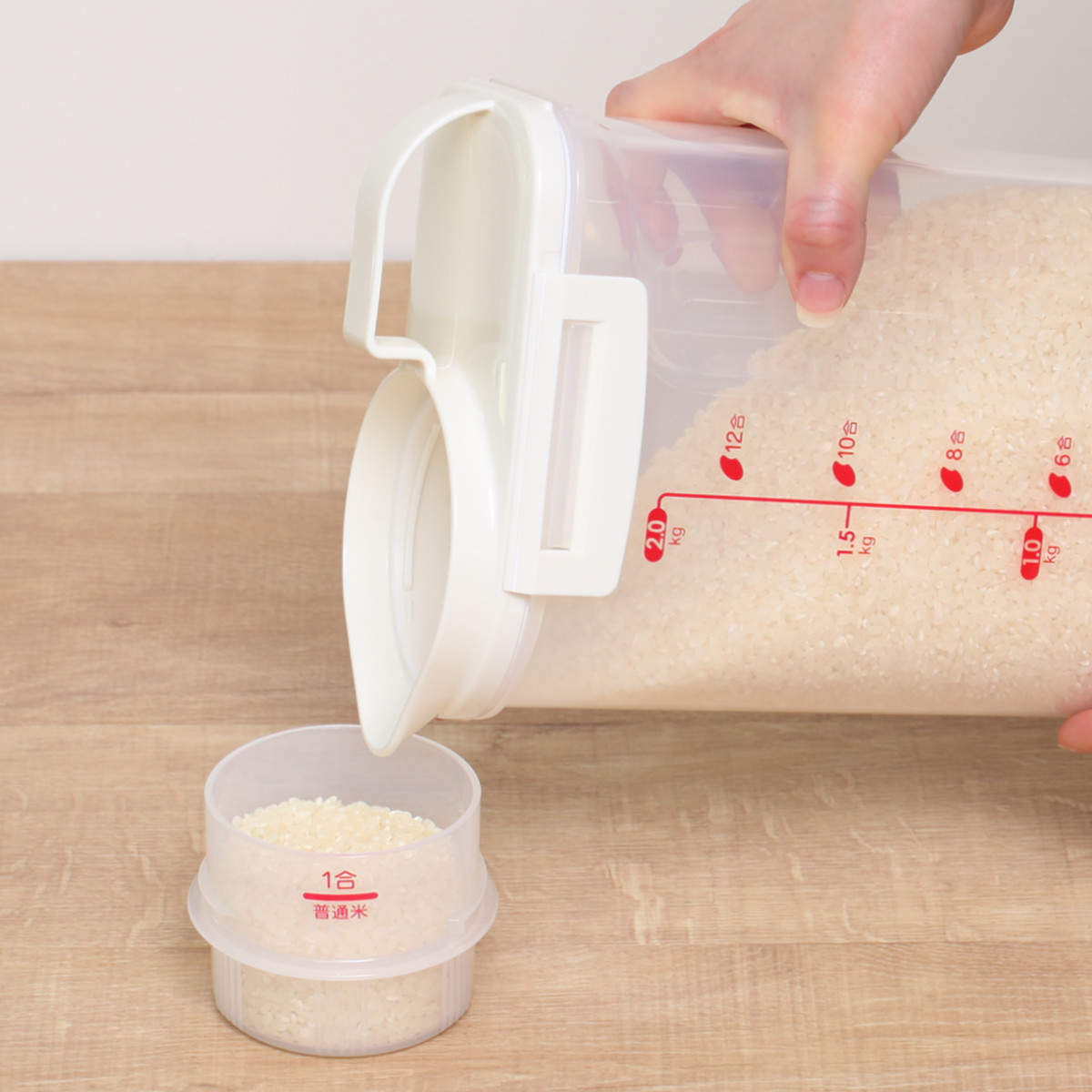 米びつ 2.4kg 密閉 ハンディライスストッカー 冷蔵庫 ( 冷蔵庫 計量カップ 日本製 プラスチック 米櫃 こめびつ 保存容器 スリム ドアポケット お米収納 お米保管 ライスストッカー 米 お米 コメビツ 2.4キロ )