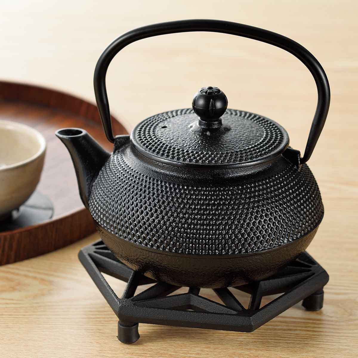 鍋敷 スプラウト 鉄鋳物製 三つ巴 麻の葉 ( なべ敷き 鍋プレート トリベット マット 鉄製 鍋敷き 和柄 鍋しき 鍋置き 安定 すべり止め 配膳 キッチン用品 文様 おしゃれ 丈夫 ) 【三つ巴】 三つ巴