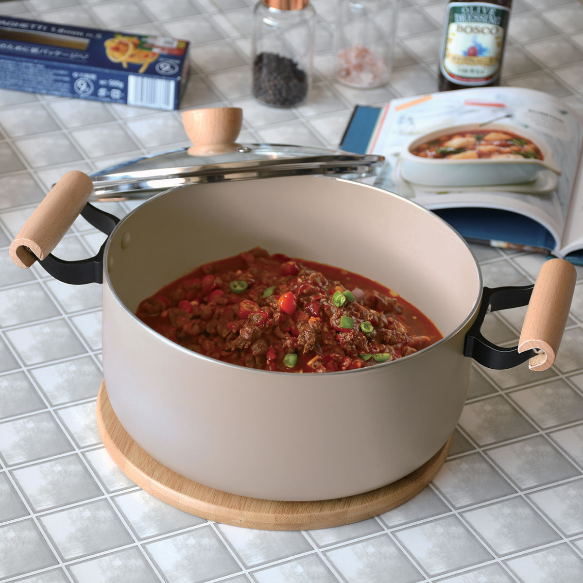 両手鍋 24cm 深型 IH対応 ガラス蓋付き スプル ( ガス火対応 オール熱源対応 煮込み鍋 なべ 軽量 アルミ フッ素加工 こびりつきにくい ガラスふた付 木製ハンドル 大きめ 軽い おしゃれ かわいい )