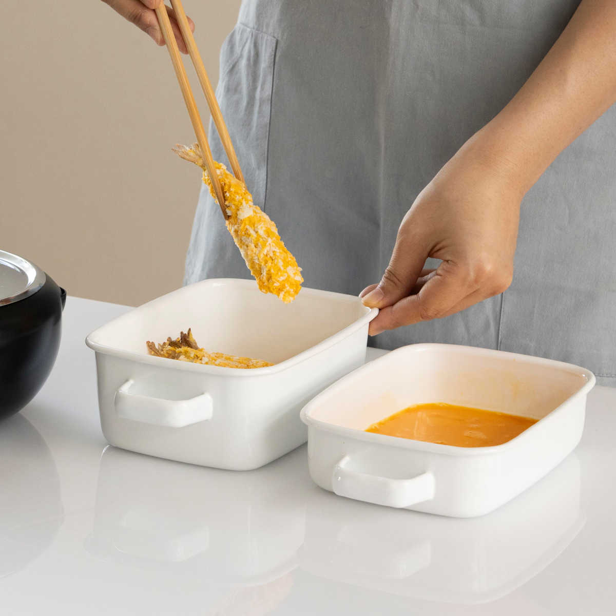 グラタン皿 18cm 浅型 ホーロー ブランキッチン ( オーブン対応 オーブンウェア 耐熱皿 保存容器 バット ふた付き ホーロー製 琺瑯 作り置き 漬物容器 角型 アウトドア キャンプ 保温性 耐久性 お手入れ 簡単 持ち手付き )