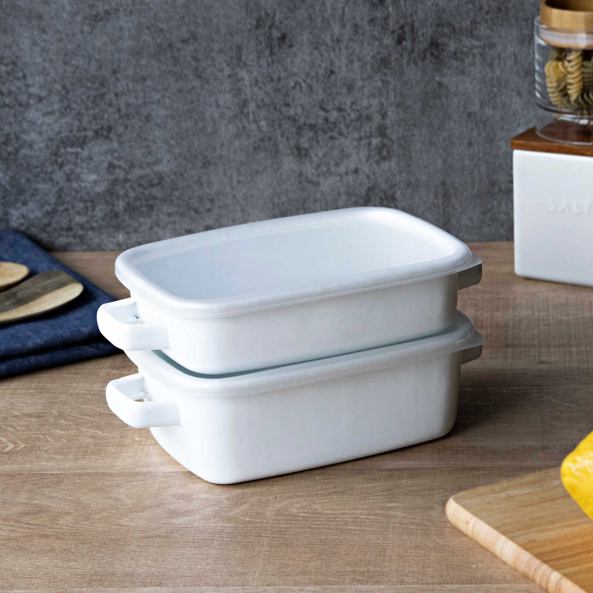 グラタン皿 18cm 浅型 ホーロー ブランキッチン ( オーブン対応 オーブンウェア 耐熱皿 保存容器 バット ふた付き ホーロー製 琺瑯 作り置き 漬物容器 角型 アウトドア キャンプ 保温性 耐久性 お手入れ 簡単 持ち手付き )