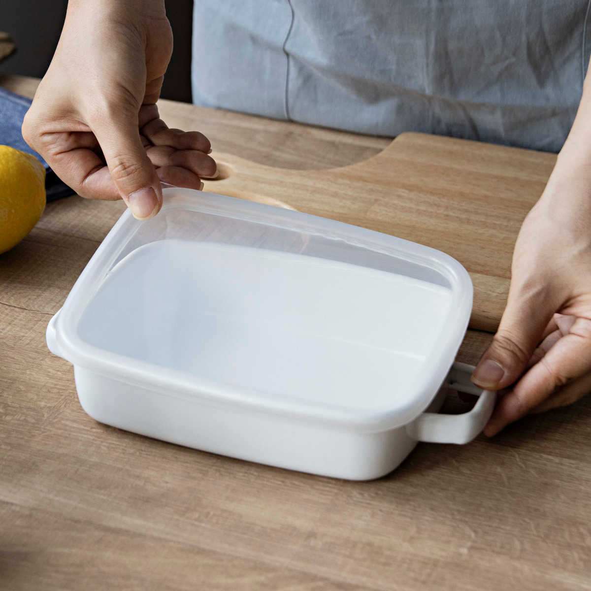 グラタン皿 18cm 浅型 ホーロー ブランキッチン ( オーブン対応 オーブンウェア 耐熱皿 保存容器 バット ふた付き ホーロー製 琺瑯 作り置き 漬物容器 角型 アウトドア キャンプ 保温性 耐久性 お手入れ 簡単 持ち手付き )