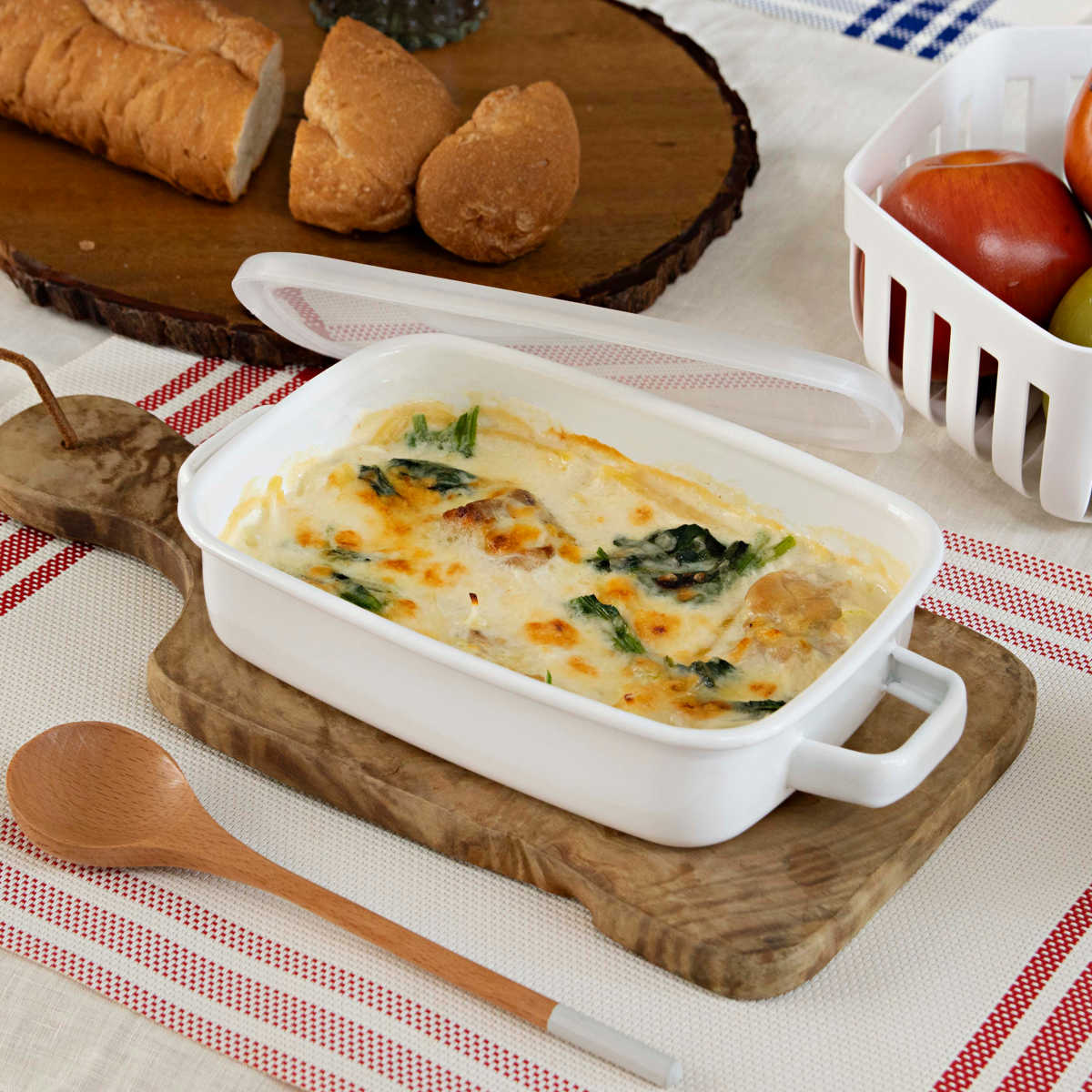 グラタン皿 18cm 浅型 ホーロー ブランキッチン ( オーブン対応 オーブンウェア 耐熱皿 保存容器 バット ふた付き ホーロー製 琺瑯 作り置き 漬物容器 角型 アウトドア キャンプ 保温性 耐久性 お手入れ 簡単 持ち手付き )