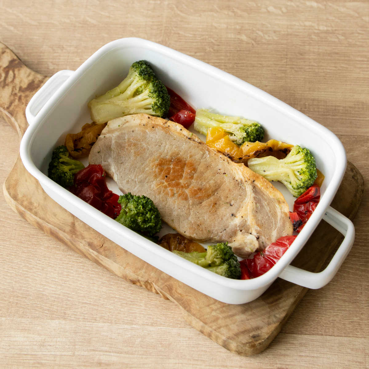 グラタン皿 18cm 浅型 ホーロー ブランキッチン ( オーブン対応 オーブンウェア 耐熱皿 保存容器 バット ふた付き ホーロー製 琺瑯 作り置き 漬物容器 角型 アウトドア キャンプ 保温性 耐久性 お手入れ 簡単 持ち手付き )