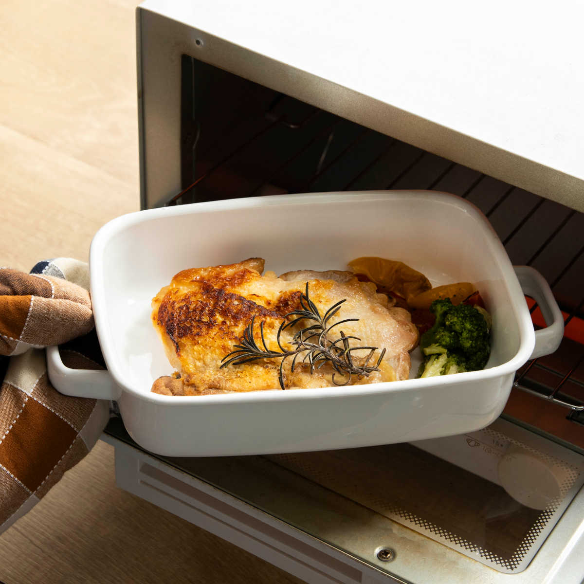 グラタン皿 18cm 浅型 ホーロー ブランキッチン ( オーブン対応 オーブンウェア 耐熱皿 保存容器 バット ふた付き ホーロー製 琺瑯 作り置き 漬物容器 角型 アウトドア キャンプ 保温性 耐久性 お手入れ 簡単 持ち手付き )