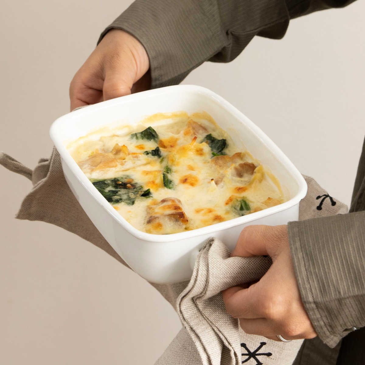 グラタン皿 18cm 浅型 ホーロー ブランキッチン ( オーブン対応 オーブンウェア 耐熱皿 保存容器 バット ふた付き ホーロー製 琺瑯 作り置き 漬物容器 角型 アウトドア キャンプ 保温性 耐久性 お手入れ 簡単 持ち手付き )