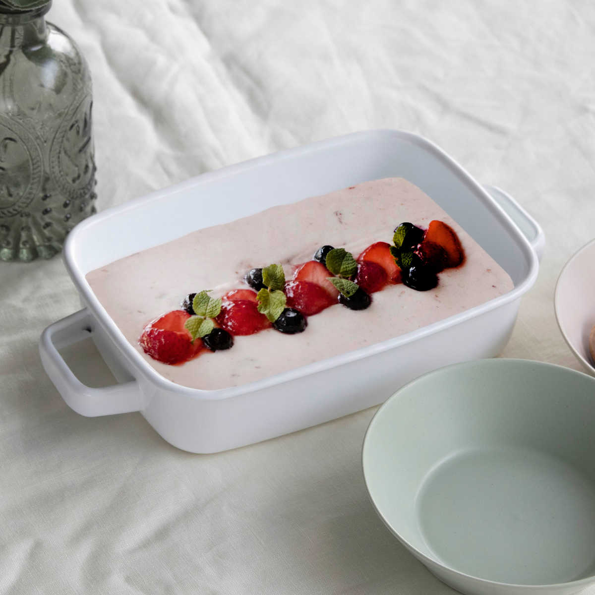 グラタン皿 18cm 浅型 ホーロー ブランキッチン ( オーブン対応 オーブンウェア 耐熱皿 保存容器 バット ふた付き ホーロー製 琺瑯 作り置き 漬物容器 角型 アウトドア キャンプ 保温性 耐久性 お手入れ 簡単 持ち手付き )