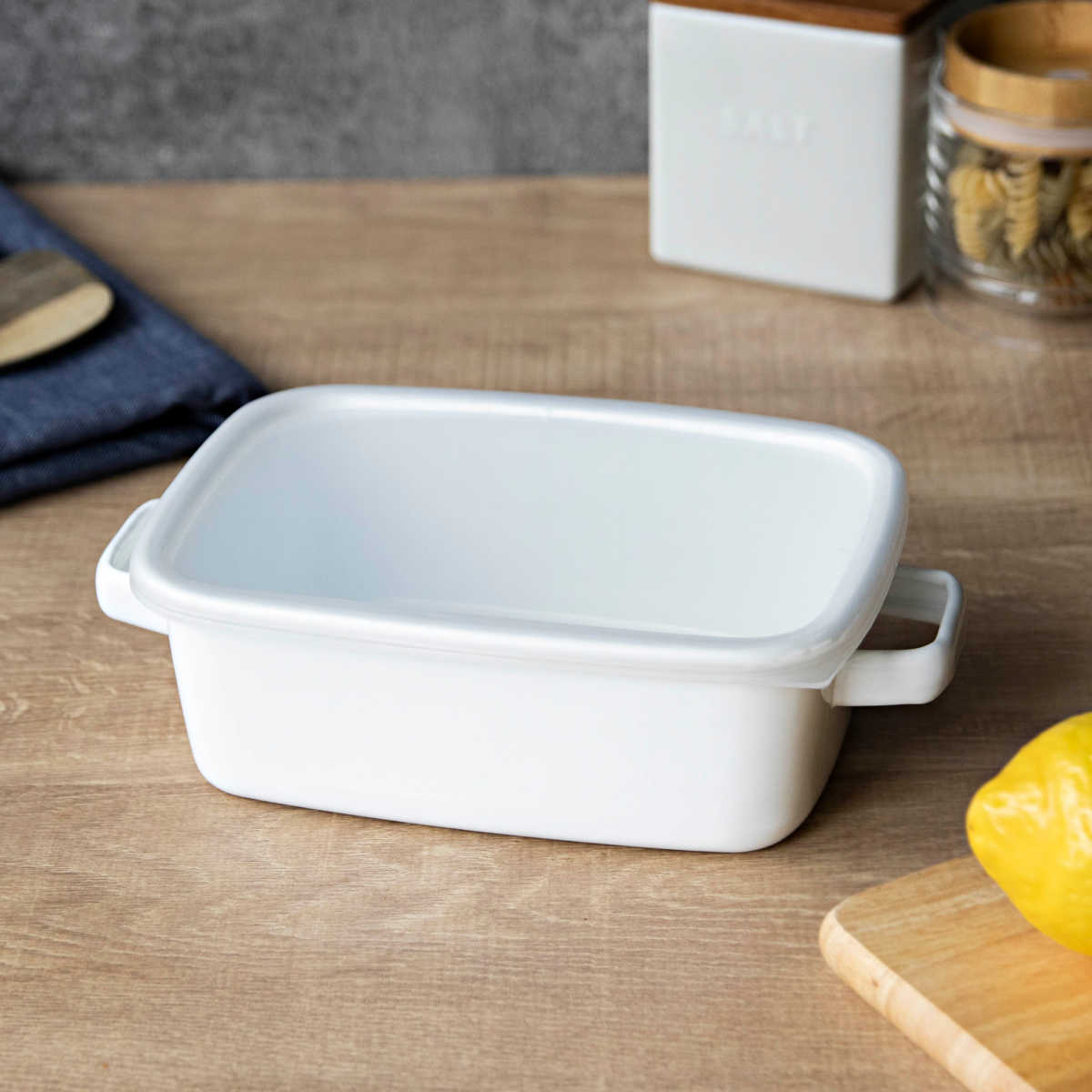 グラタン皿 18cm 深型 ホーロー ブランキッチン ( オーブン対応 オーブンウェア 耐熱皿 保存容器 バット ふた付き ホーロー製 琺瑯 作り置き 漬物容器 角型 アウトドア キャンプ 保温性 耐久性 お手入れ 簡単 持ち手付き )