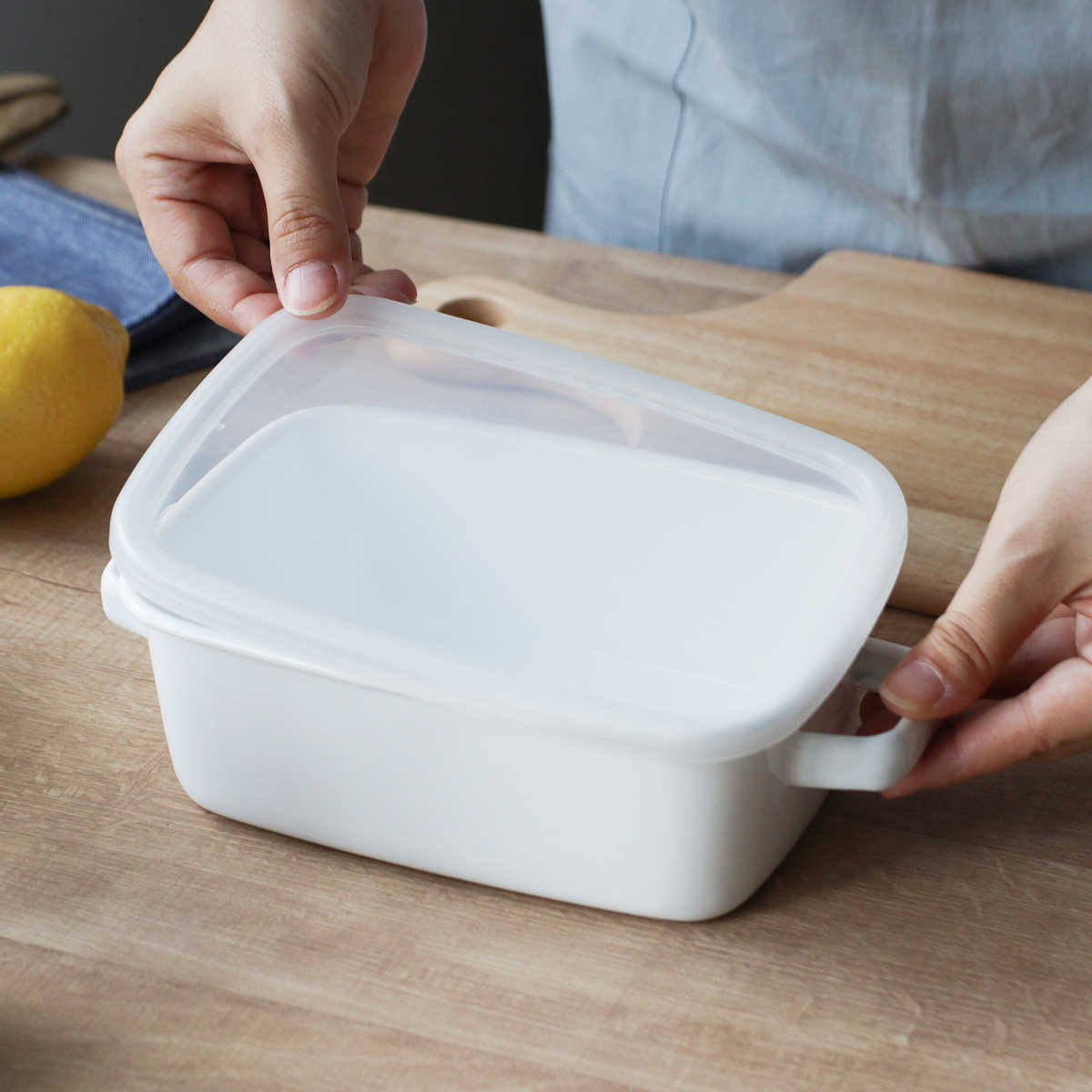 グラタン皿 18cm 深型 ホーロー ブランキッチン ( オーブン対応 オーブンウェア 耐熱皿 保存容器 バット ふた付き ホーロー製 琺瑯 作り置き 漬物容器 角型 アウトドア キャンプ 保温性 耐久性 お手入れ 簡単 持ち手付き )