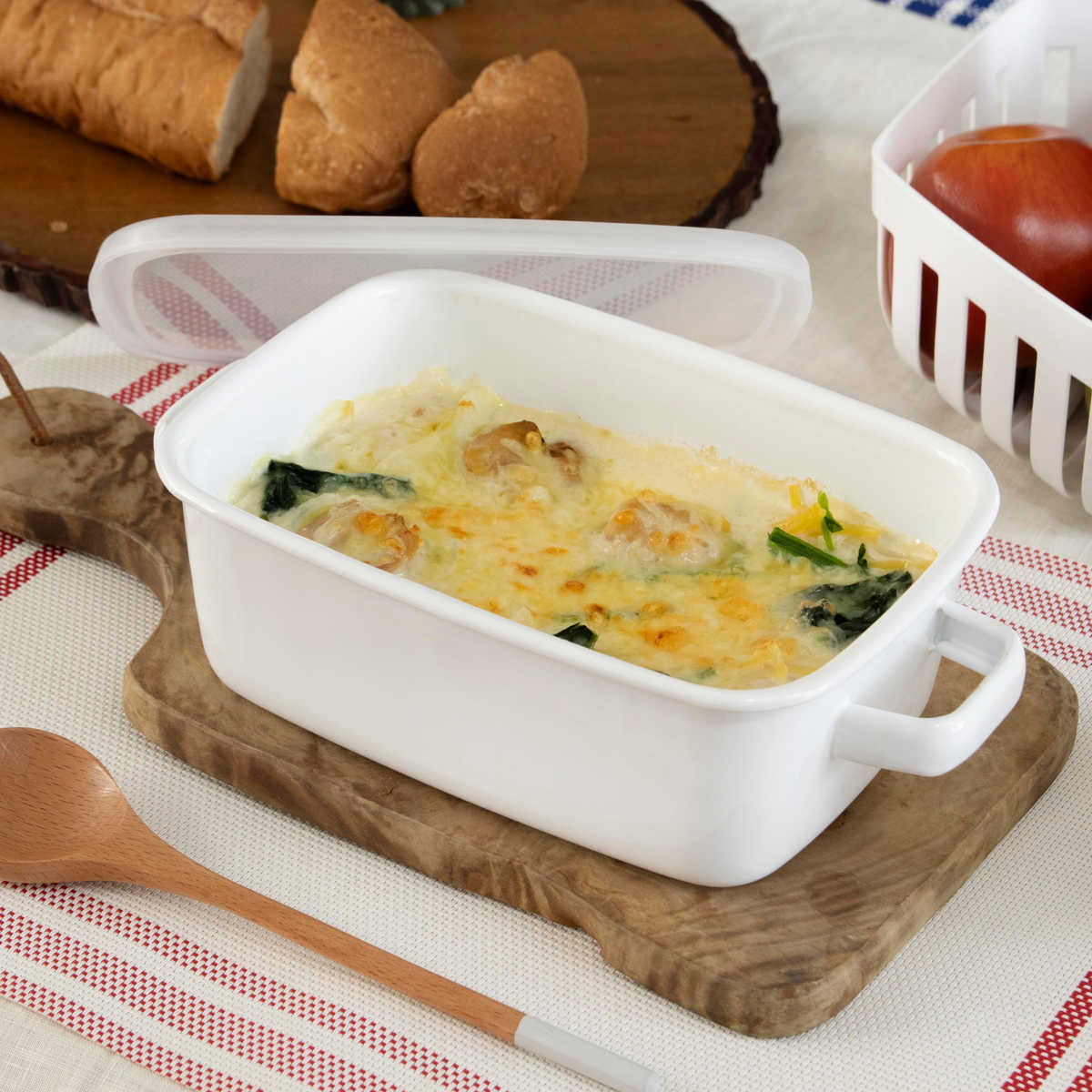 グラタン皿 18cm 深型 ホーロー ブランキッチン ( オーブン対応 オーブンウェア 耐熱皿 保存容器 バット ふた付き ホーロー製 琺瑯 作り置き 漬物容器 角型 アウトドア キャンプ 保温性 耐久性 お手入れ 簡単 持ち手付き )