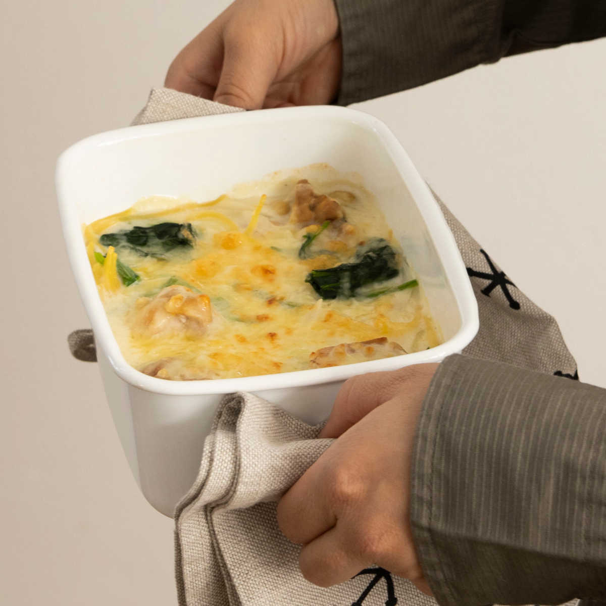 グラタン皿 18cm 深型 ホーロー ブランキッチン ( オーブン対応 オーブンウェア 耐熱皿 保存容器 バット ふた付き ホーロー製 琺瑯 作り置き 漬物容器 角型 アウトドア キャンプ 保温性 耐久性 お手入れ 簡単 持ち手付き )