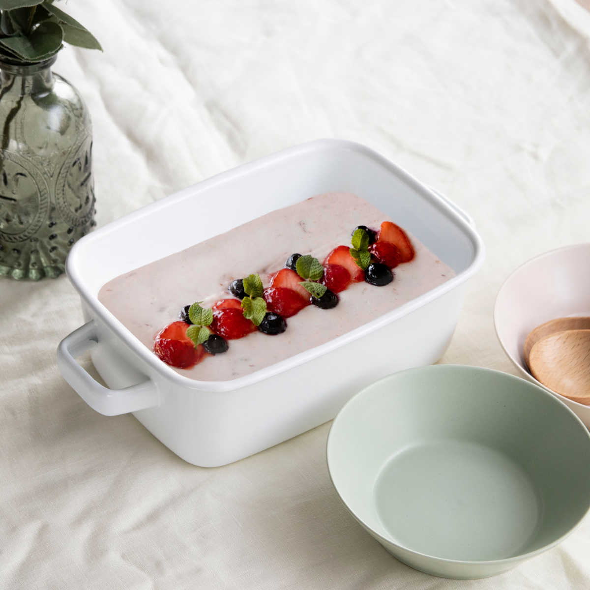 グラタン皿 18cm 深型 ホーロー ブランキッチン ( オーブン対応 オーブンウェア 耐熱皿 保存容器 バット ふた付き ホーロー製 琺瑯 作り置き 漬物容器 角型 アウトドア キャンプ 保温性 耐久性 お手入れ 簡単 持ち手付き )