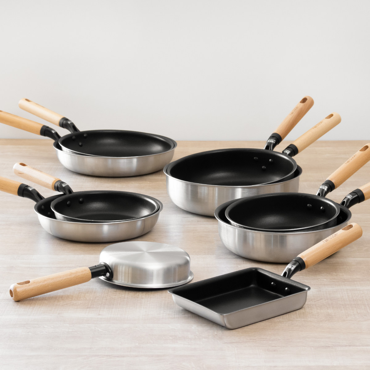 フライパン 20cm IH対応 ファストクック+ 2層鋼ダイヤモンドコート 木柄 ( ガス火対応 オール熱源対応 ふっ素加工 軽い 20センチ 浅型 フッ素加工 ステンレス アルミ 2層構造 軽量 )