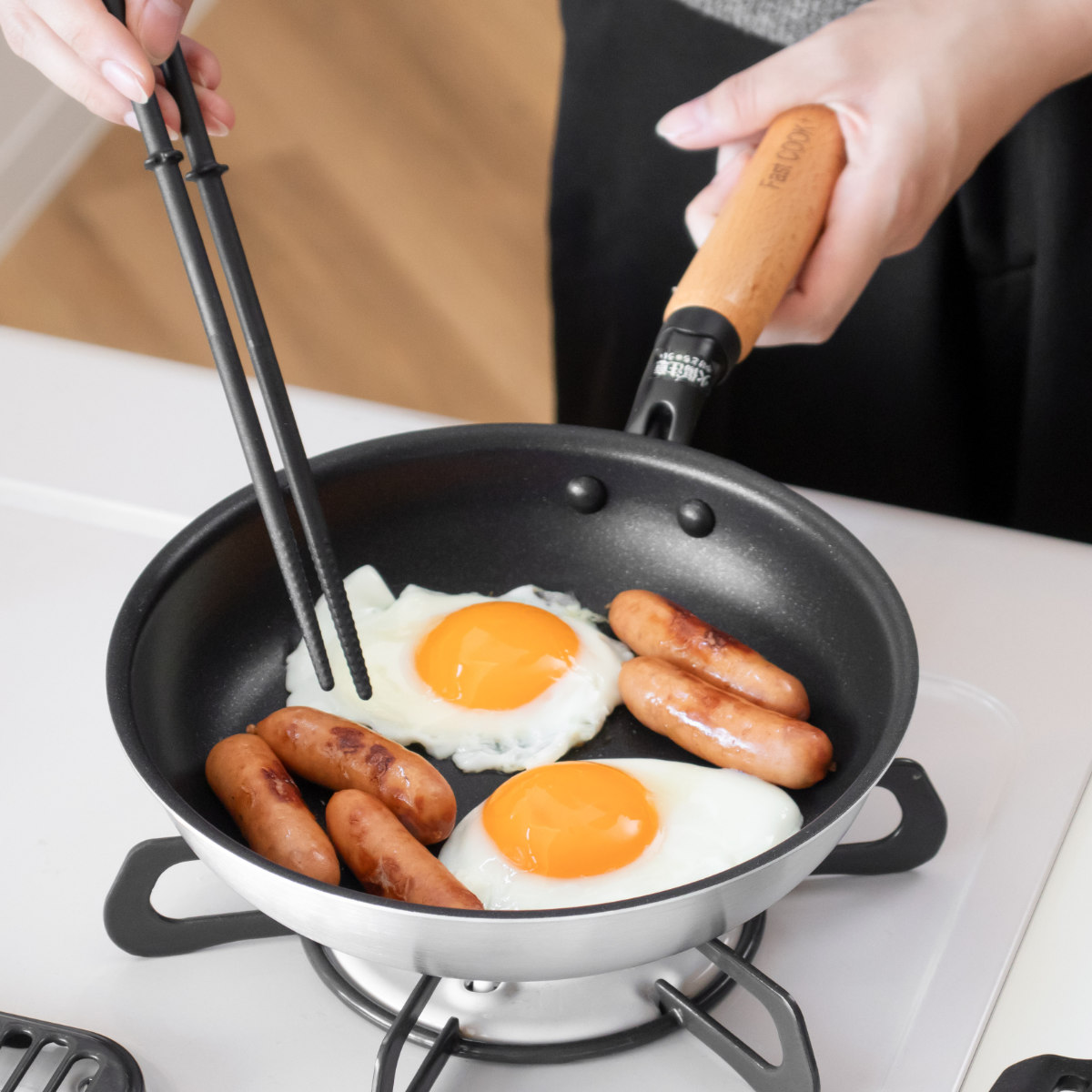 フライパン 20cm IH対応 ファストクック+ 2層鋼ダイヤモンドコート 木柄 ( ガス火対応 オール熱源対応 ふっ素加工 軽い 20センチ 浅型 フッ素加工 ステンレス アルミ 2層構造 軽量 )