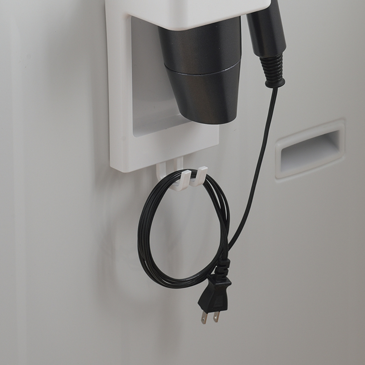 ドライヤーホルダー マグネットタイプ ハンドル折りたたみドライヤー対応 マグ・ピット ( ドライヤー 収納 ラック マグネット 磁石 洗濯機横 隙間 ヘアドライヤー ホルダー 洗濯機 浮かせて収納 コード収納 シンプル おしゃれ )