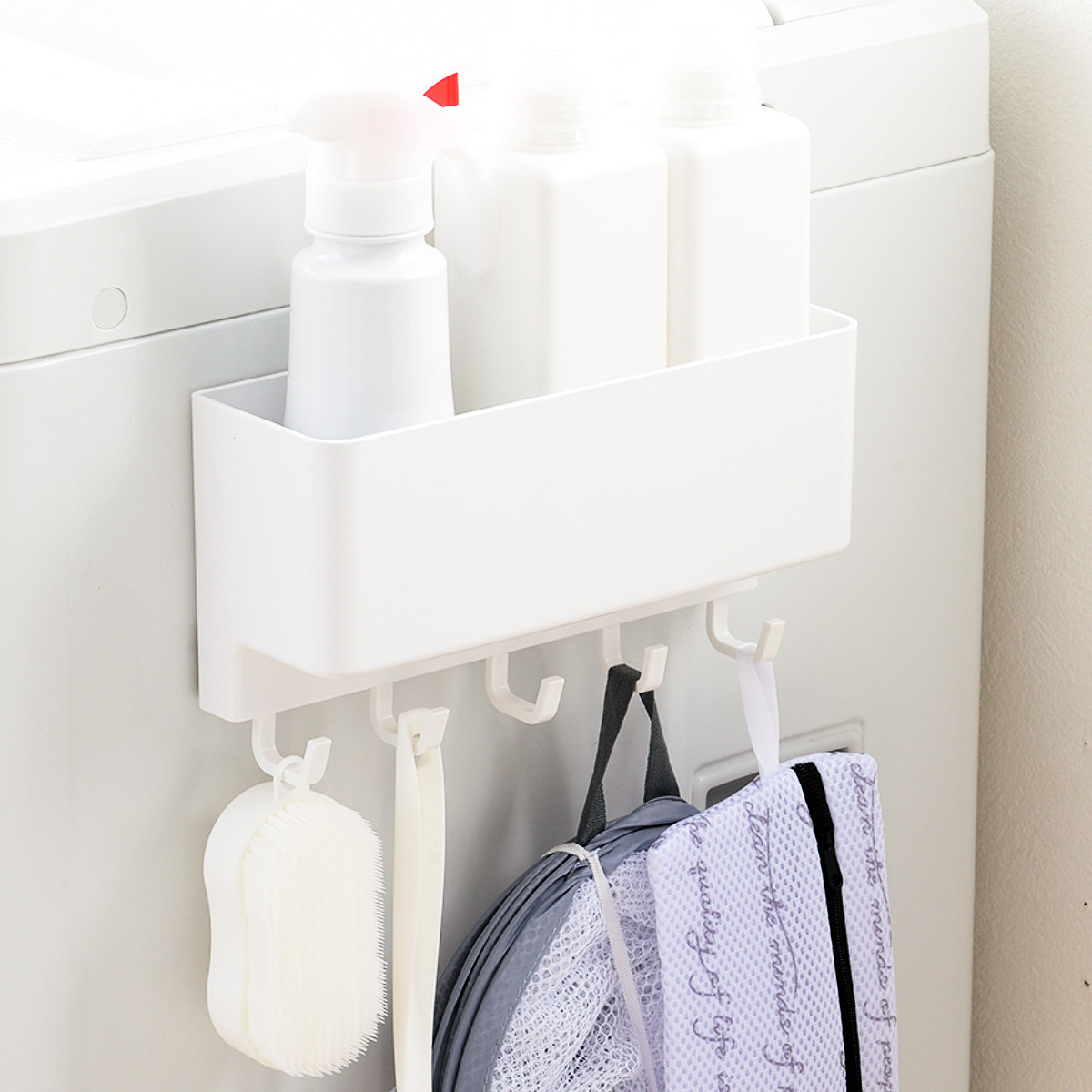 ランドリー収納 マグネットタイプ 液体洗剤用ラック フック付 マグ・ピット ( マグネットラック ラック 収納 マグネット 洗濯機横 洗濯機 隙間 ランドリーラック 磁石 小物 小物収納 フック 洗剤 省スペース )