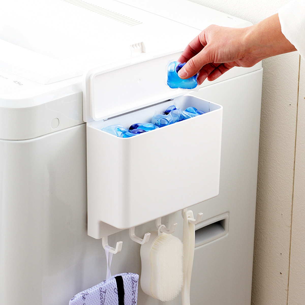 洗剤収納 洗剤ボールストッカー マグネットタイプ マグ・ピット （ 洗濯洗剤 収納 マグネット 磁石 ふた付き 洗濯機横 洗剤ボール 小物入れ 洗濯機 隙間 ランドリー収納 隙間収納 洗濯小物 浮かせて収納 省スペース シンプル ）