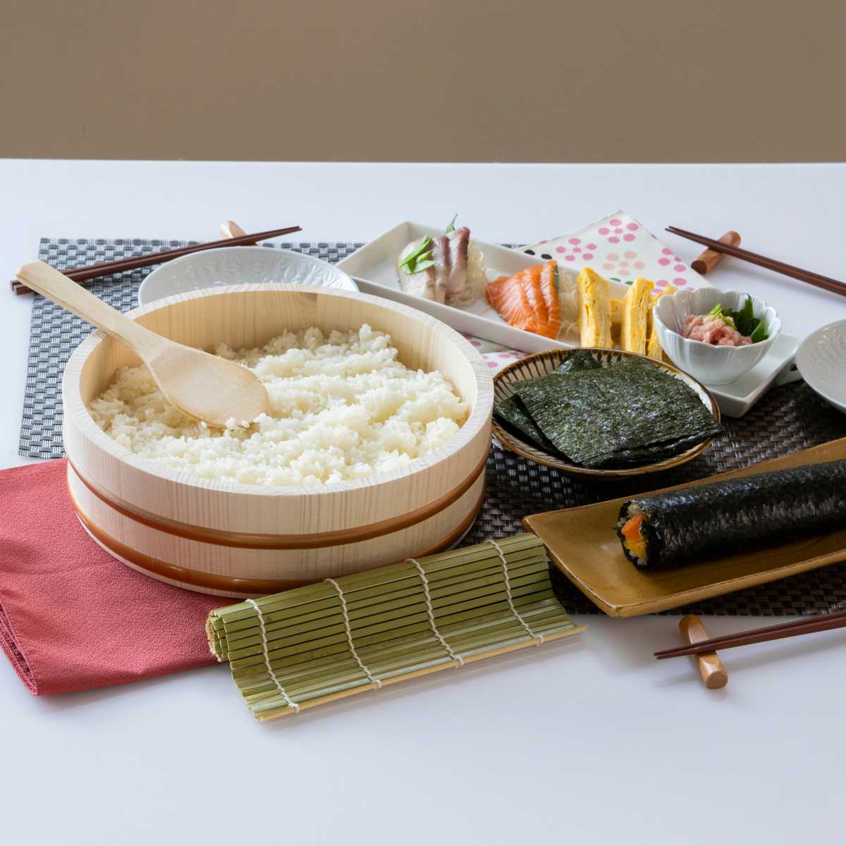 寿司桶 27cm おウチで楽しい 太巻き・ちらし寿司桶 3点セット ( しゃもじ付き すし桶 天然木 木製 飯台 すし飯台 飯切 巻きす付き 巻き簾 太巻き 手巻き寿司 ちらし寿司 3合用 桶 木桶 お祝い事 イベント ひな祭り 節分 )