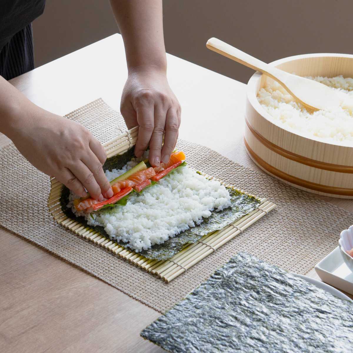 寿司桶 27cm おウチで楽しい 太巻き・ちらし寿司桶 3点セット ( しゃもじ付き すし桶 天然木 木製 飯台 すし飯台 飯切 巻きす付き 巻き簾 太巻き 手巻き寿司 ちらし寿司 3合用 桶 木桶 お祝い事 イベント ひな祭り 節分 )