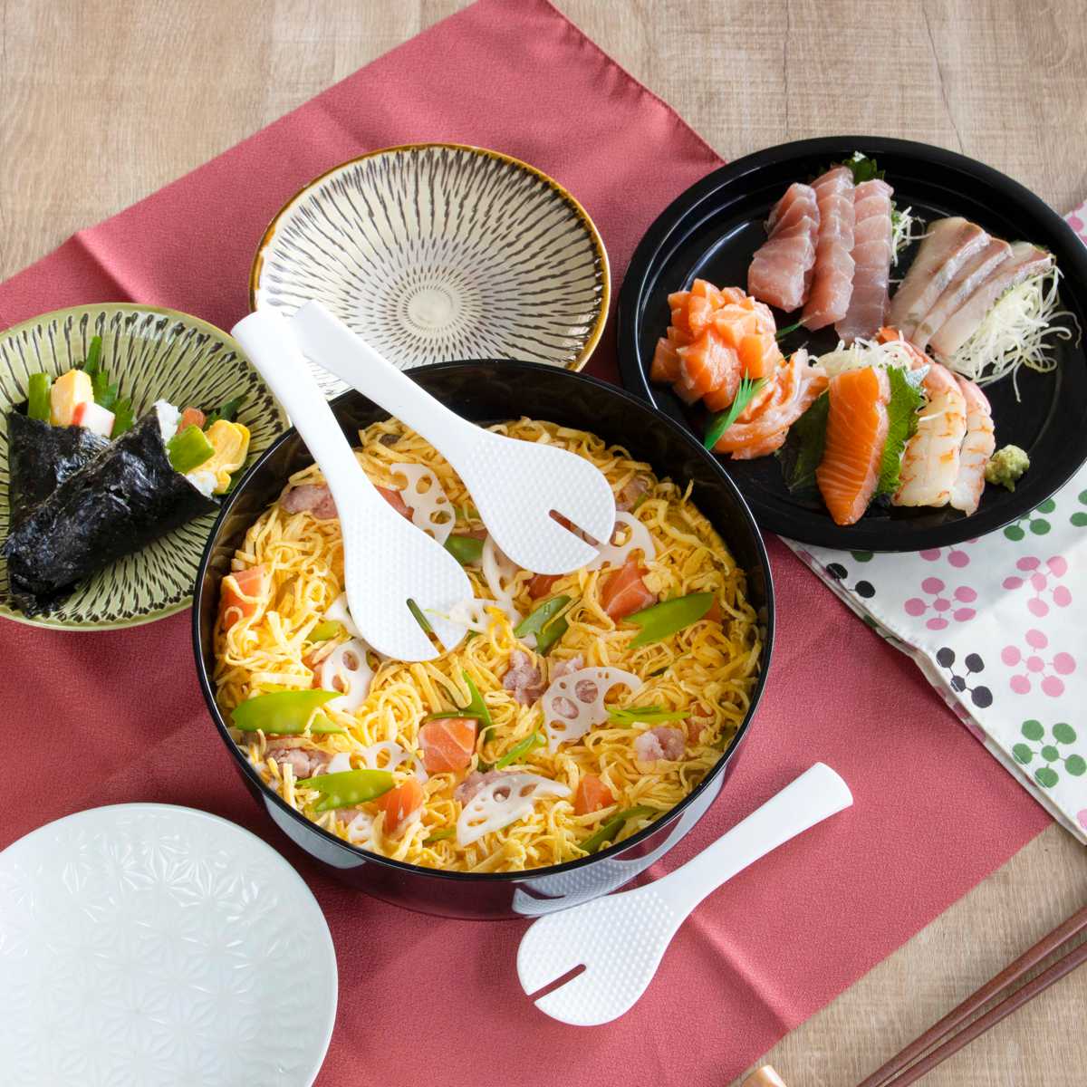 寿司桶 すしパーティー プラスチック 手巻き寿司 5点セット ( 3合 すし 桶 おけ 飯台 すし桶 しゃもじ 日本製 手巻き寿司セット 食器 お皿 オードブル皿 パーティー 大皿 しゃもじ付き )