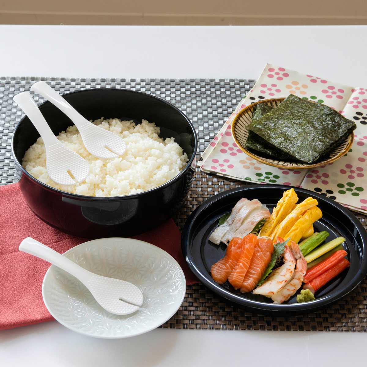 寿司桶 すしパーティー プラスチック 手巻き寿司 5点セット ( 3合 すし 桶 おけ 飯台 すし桶 しゃもじ 日本製 手巻き寿司セット 食器 お皿 オードブル皿 パーティー 大皿 しゃもじ付き )