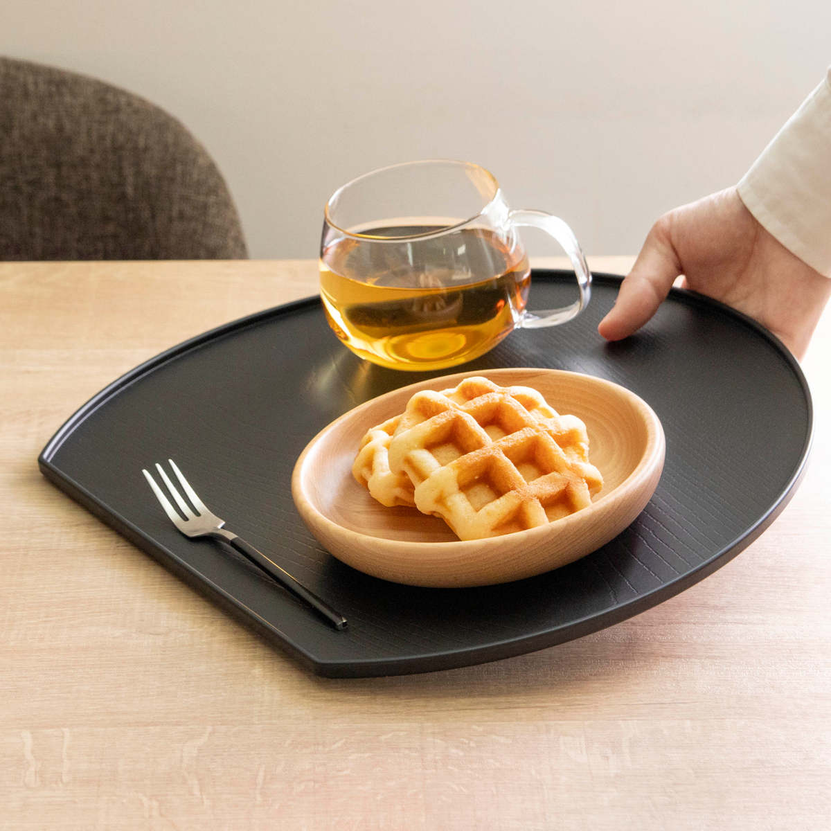 お盆 ノンスリップ 抗菌 半月盆 ( 半月膳 日本製 おしゃれ かわいい 木目調 木目調トレー 盆 抗菌加工 ランチョンマット トレイ キッチントレー ノンスリップ加工 )